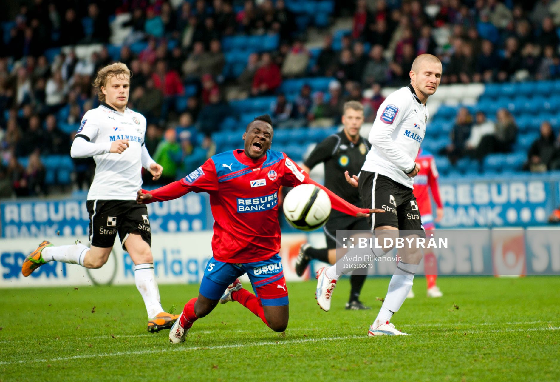 Fotboll, Allsvenskan, Helsingborg - Örebro: David Accam, Helsingborg, fälls på 16 meters linije