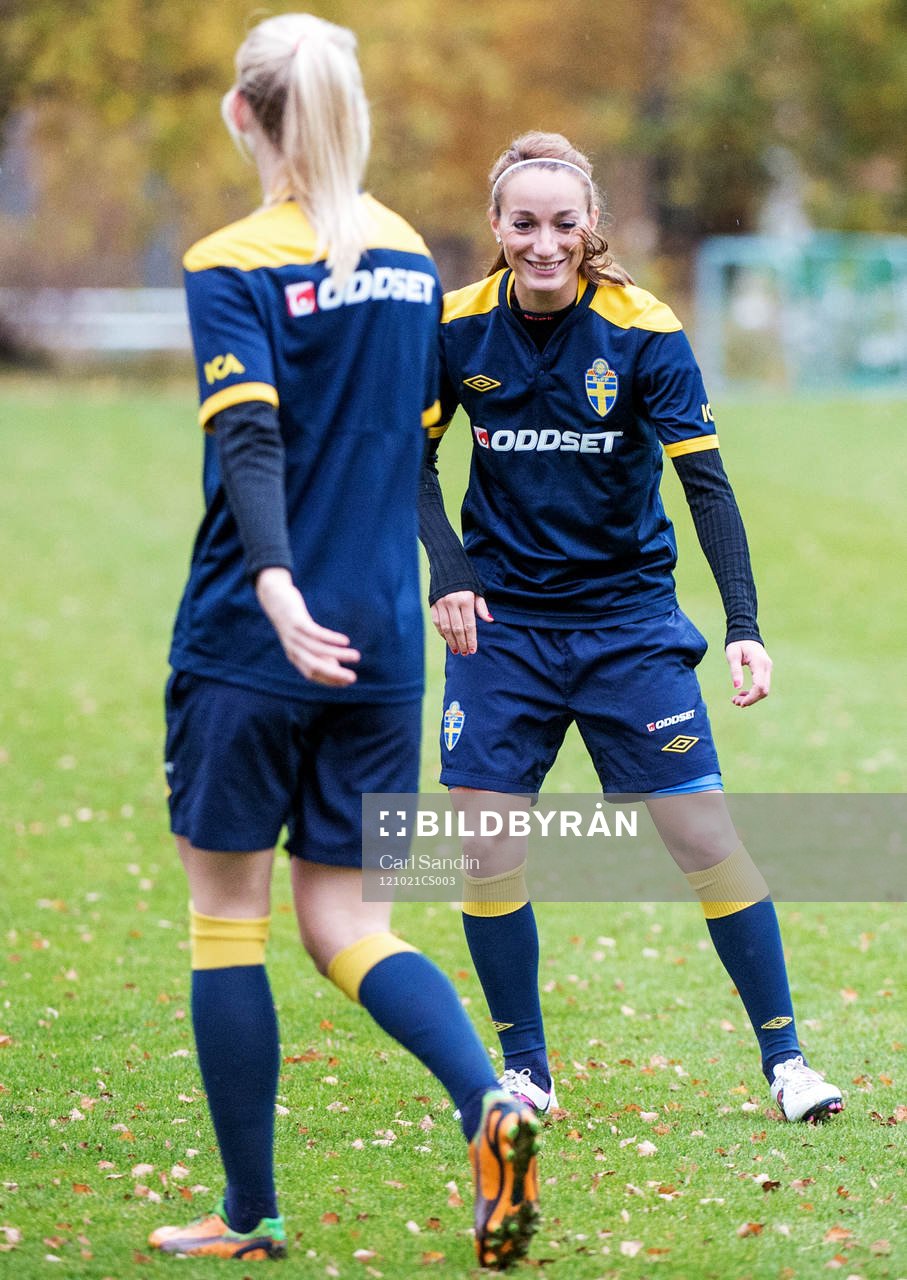 En glad Kosovare Asllani, Sverige
