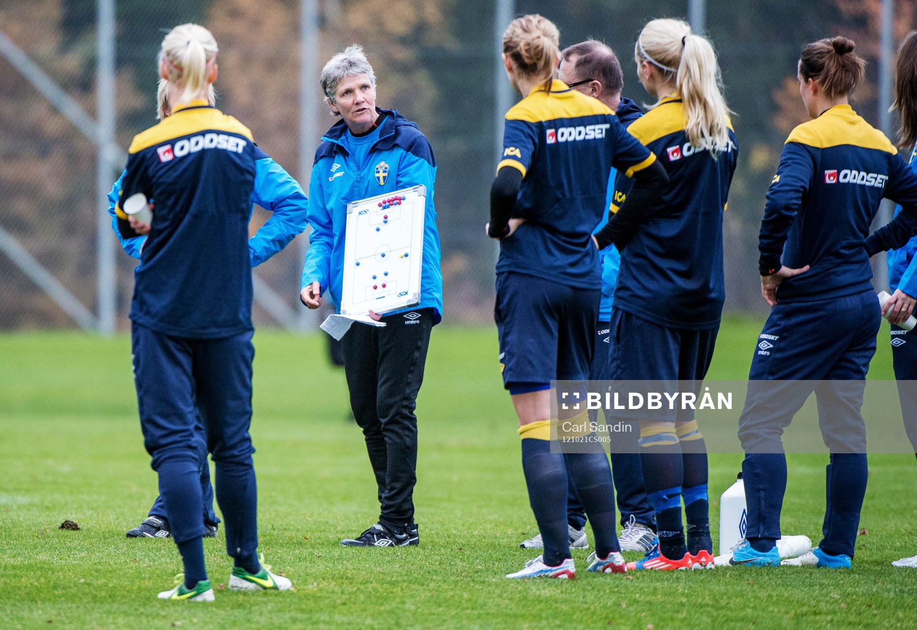 Pia Sundhage, förbundskapten Sverige, instruerar laget med