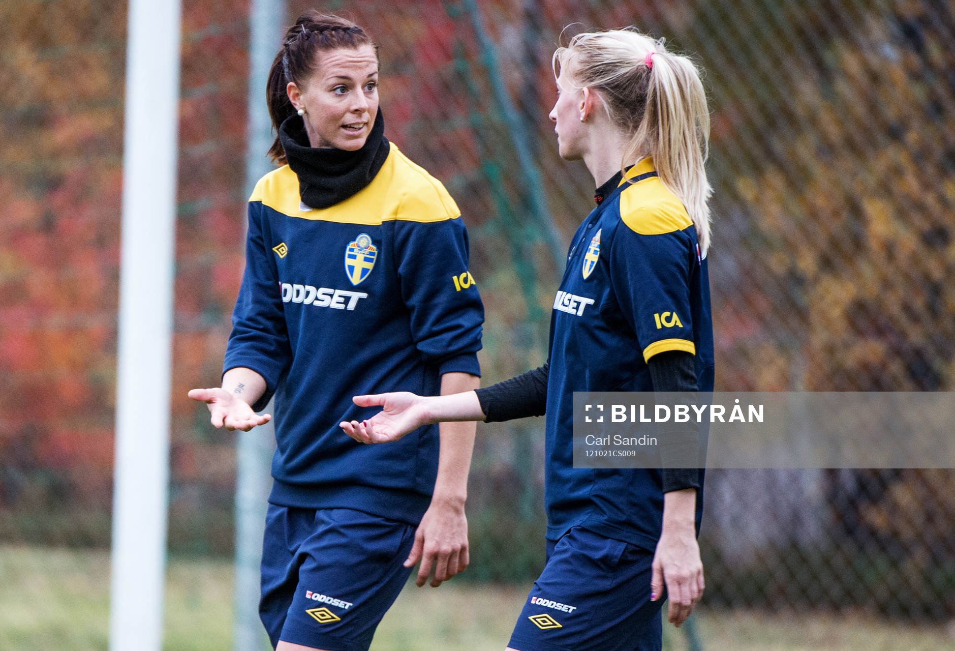 Lotta Schelin och Sofia Jakobsson, diskuterar med varandra