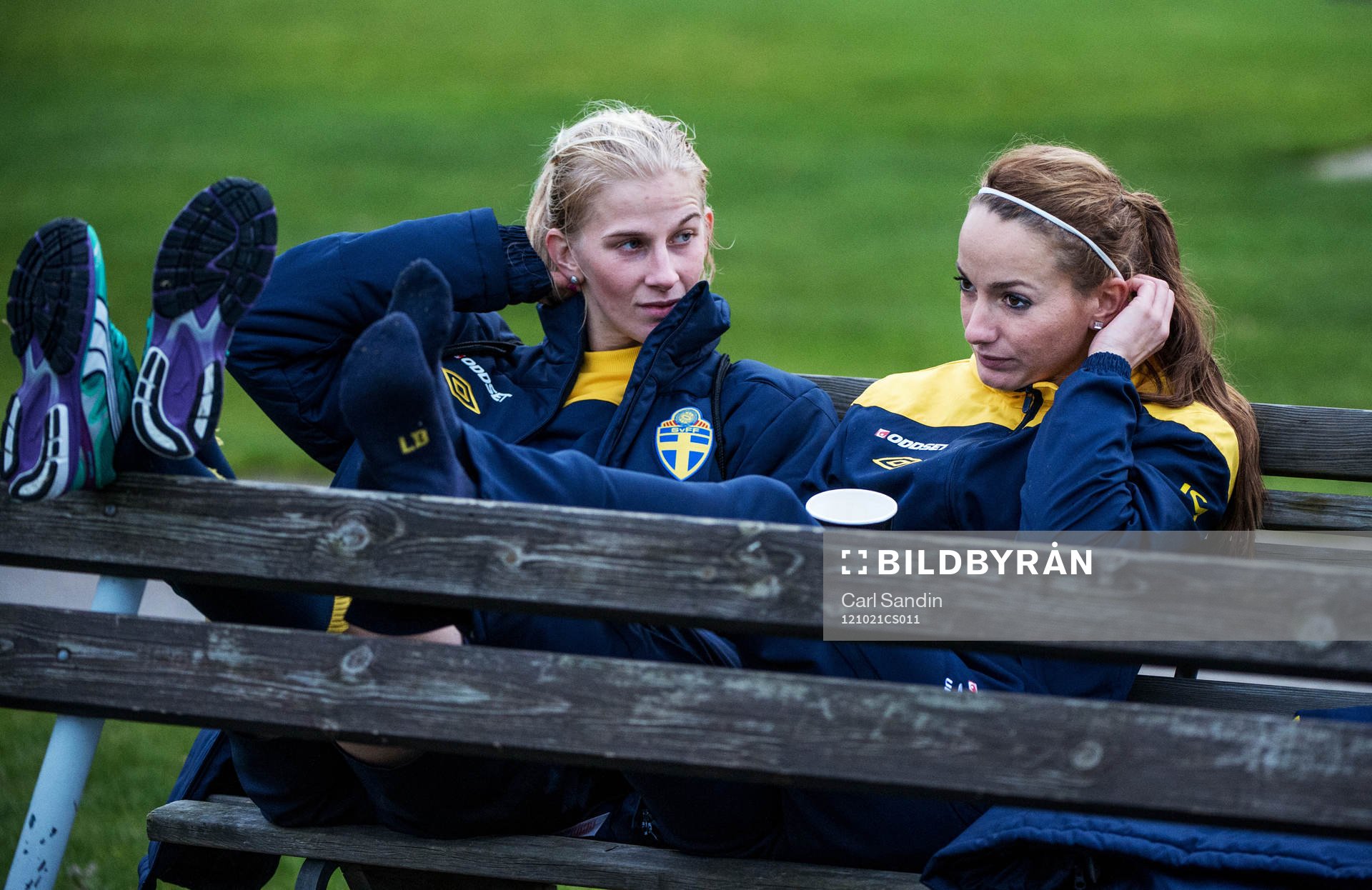 Sofia Jakobsson och Kosovare Asllani, Sverige, sitter