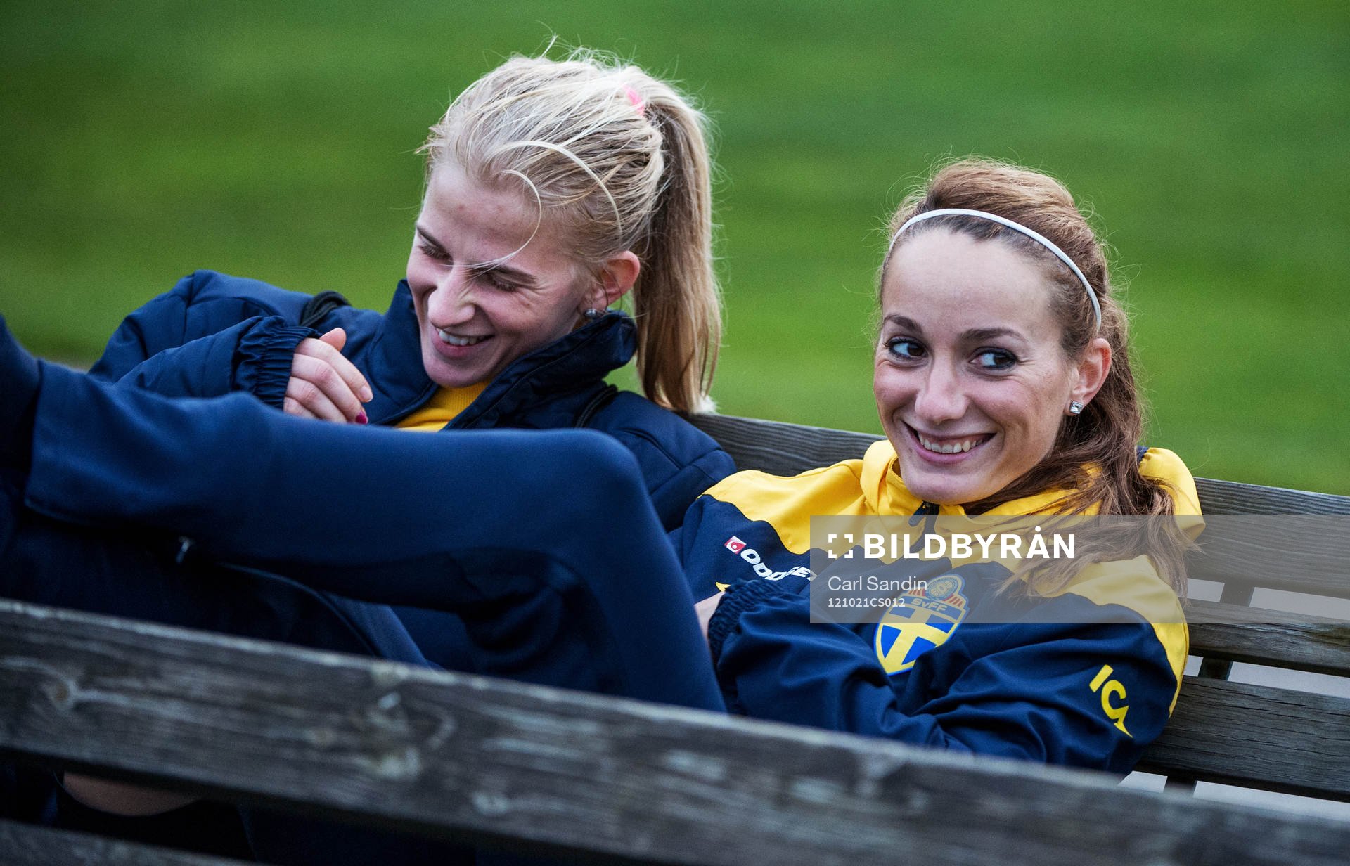 Sofia Jakobsson och Kosovare Asllani, Sverige, sitter