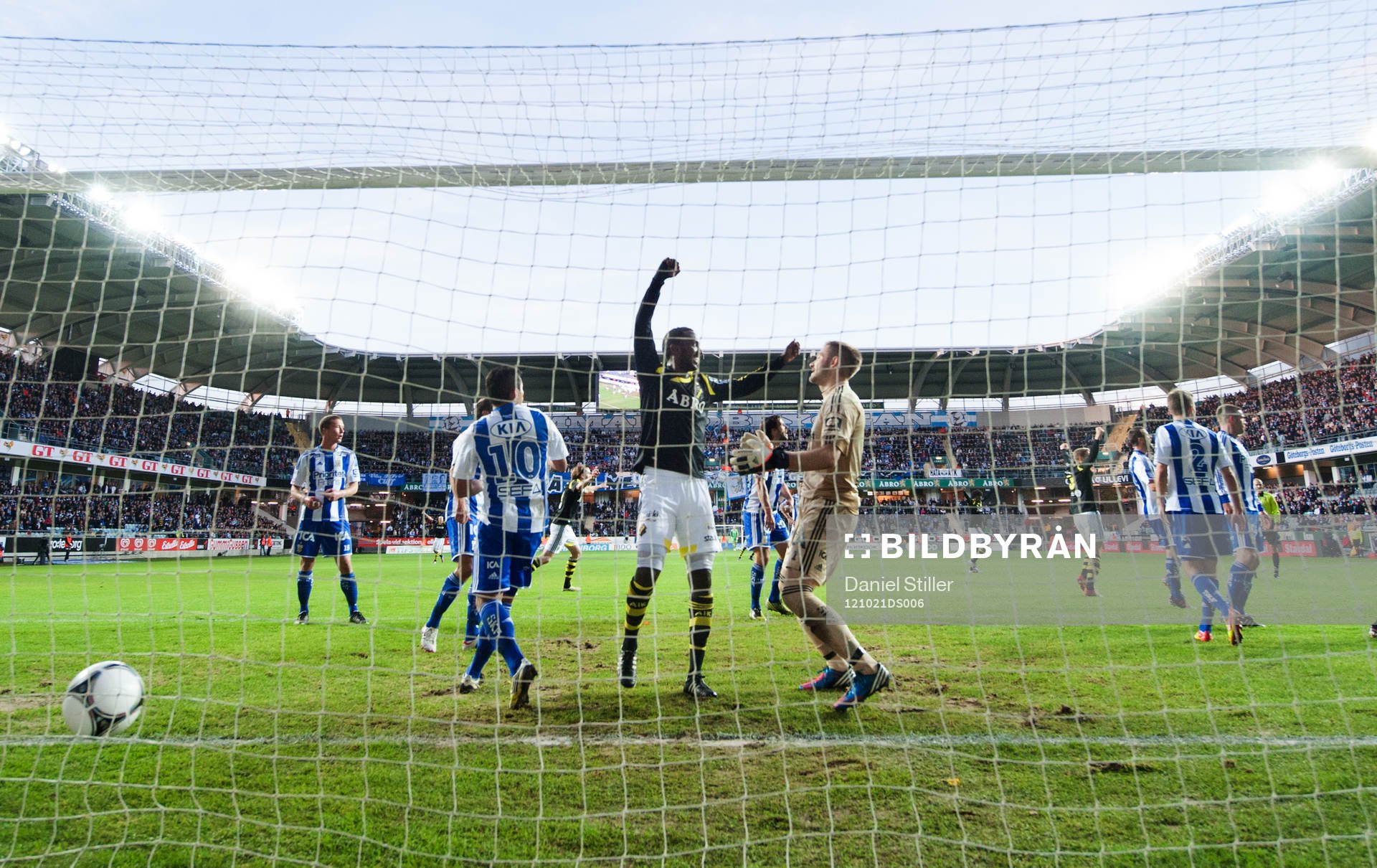 Nicklas Backman, AIK, gör 0-1, bakom John Alvbåge,