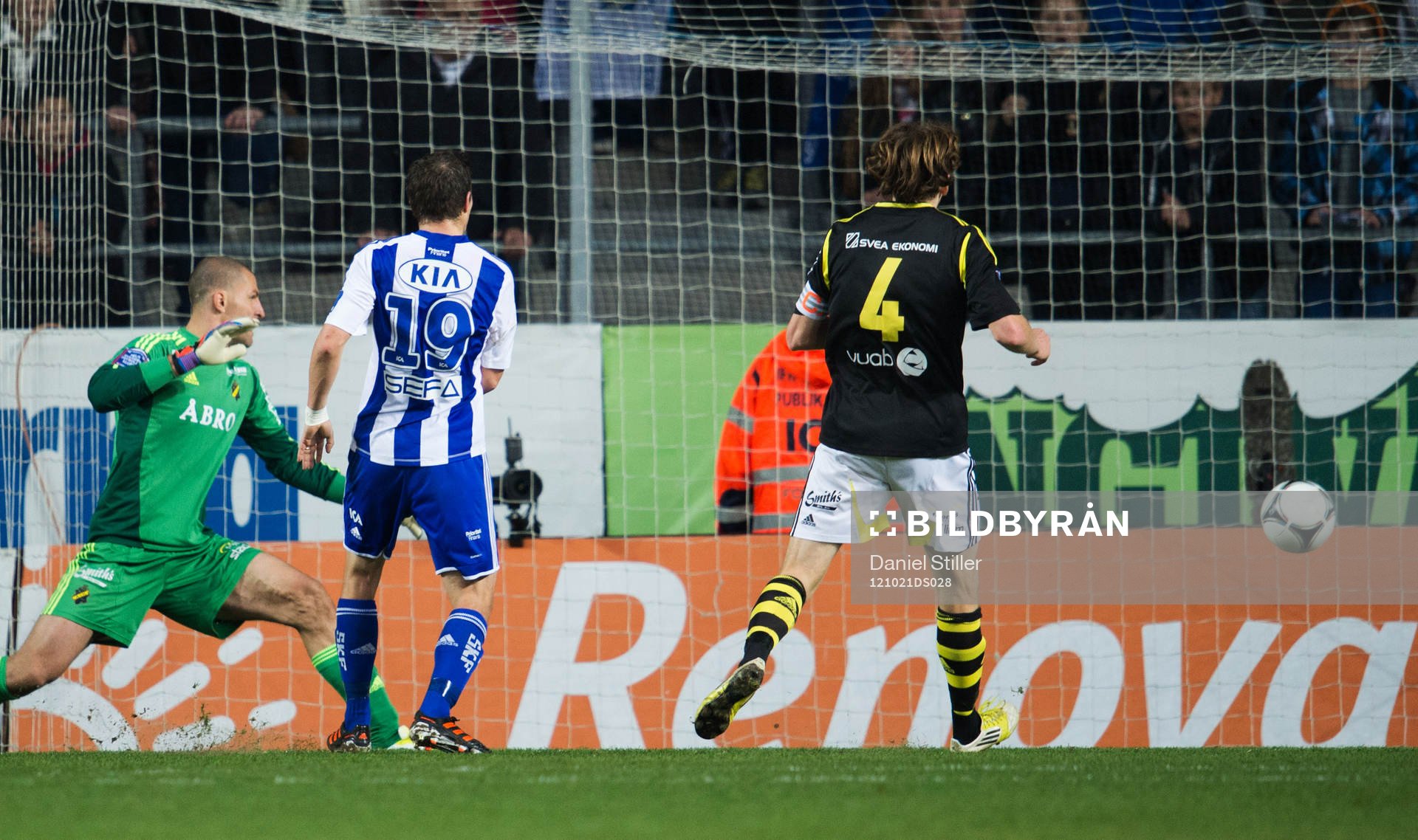Hannes Stiller, IFK Göteborg, sätter en boll bakom Ivan
