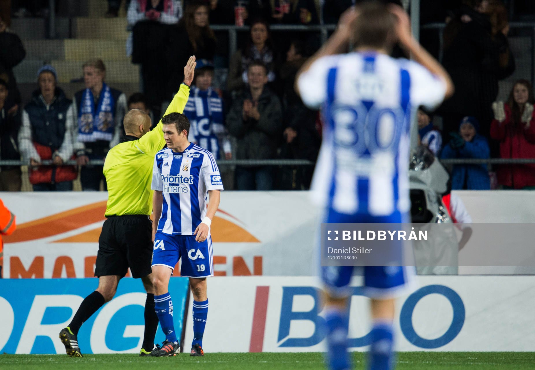 Hannes Stiller, IFK Göteborg, sätter en boll bakom Ivan