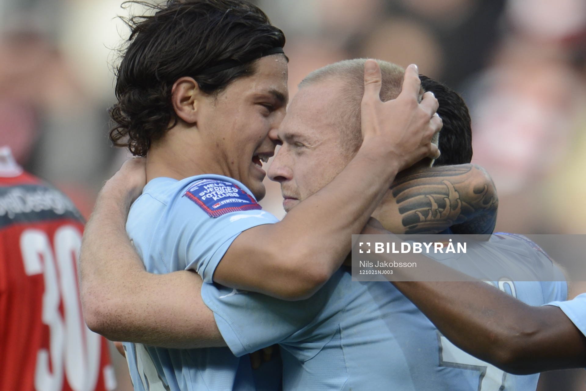 Daniel Larsson, Miiko Albornoz jublar med Målskytten