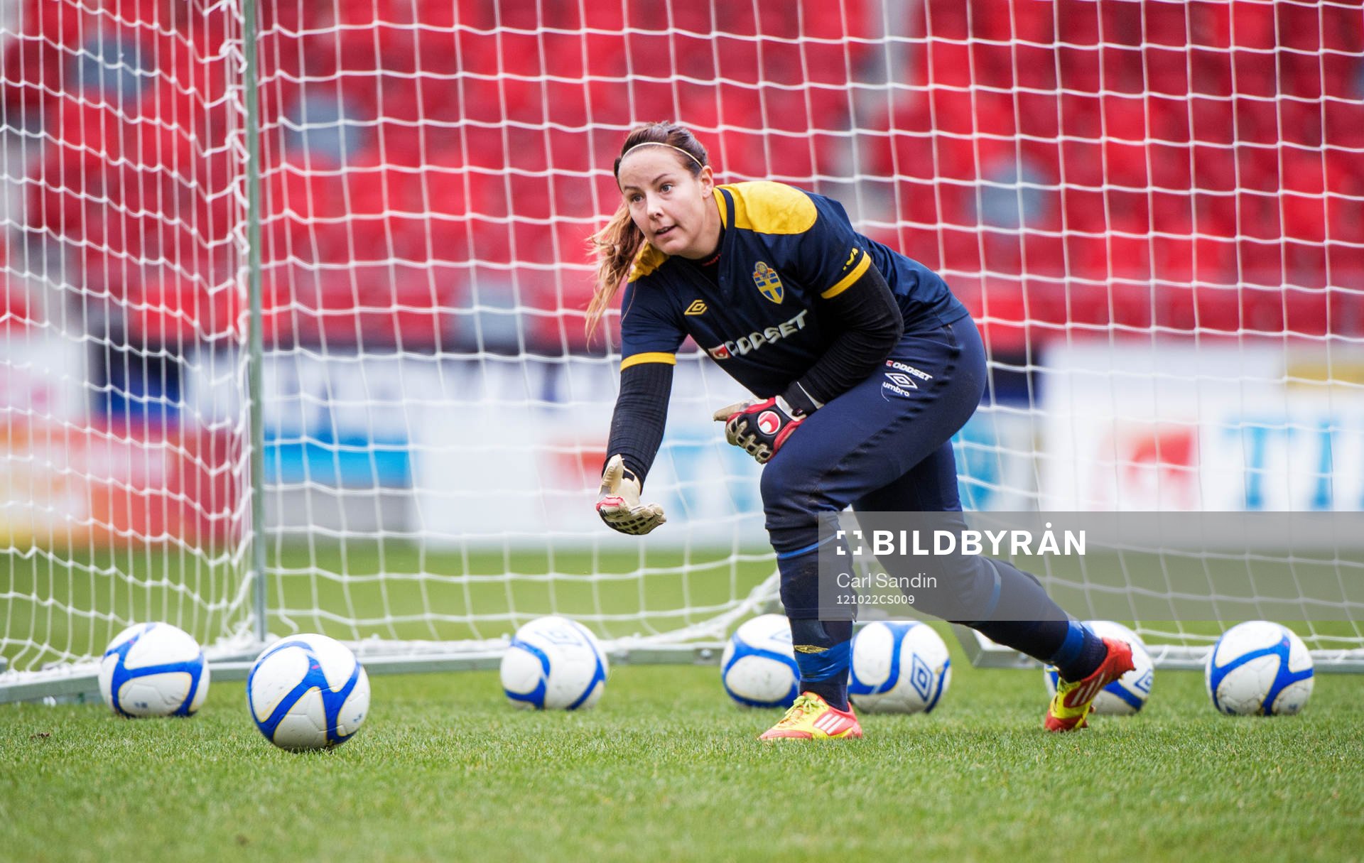 Carola Söberg, målvakt, Sverige, rullar ut bollen