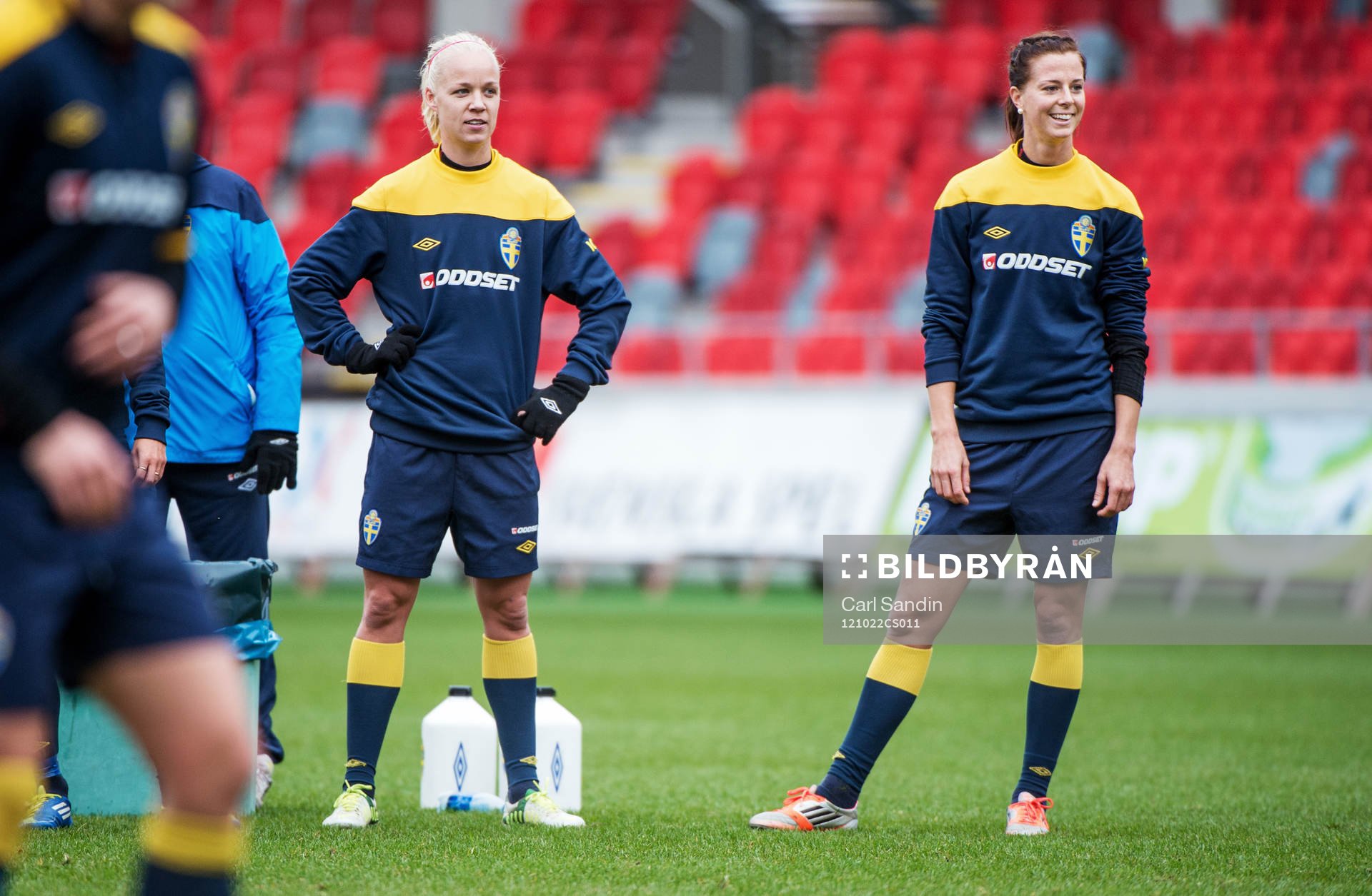 Caroline Seger och Lotta Schelin, Sverige, följer spelet