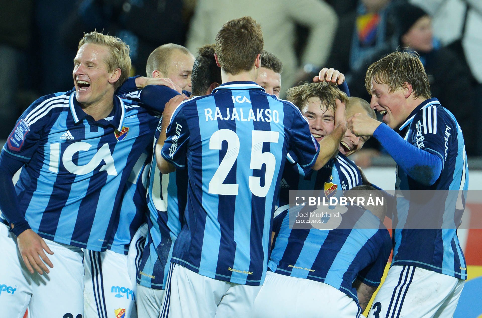 Simon Tibbling, Djurgården gratuleras till sitt 3-0 mål