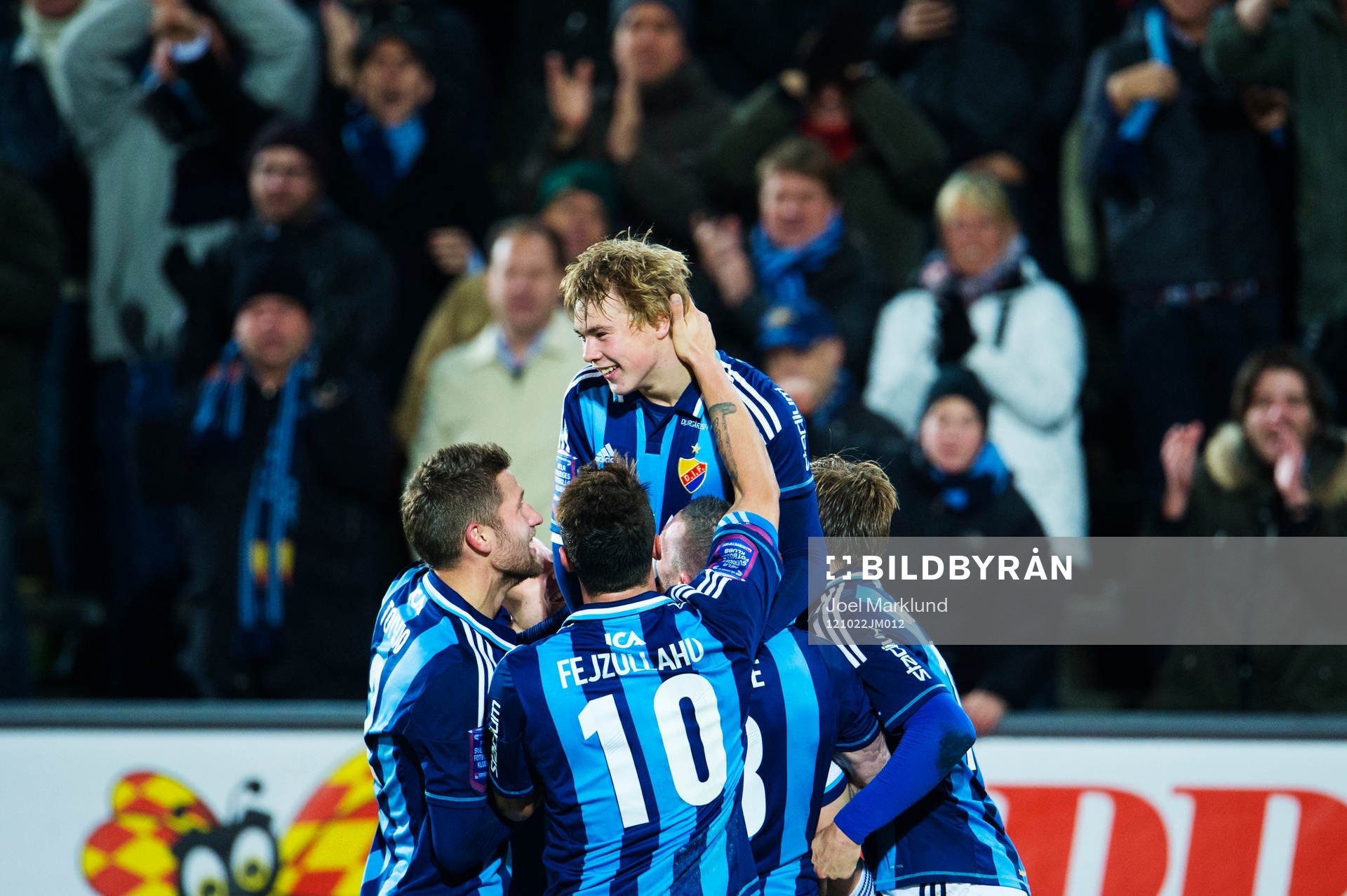 Simon Tibbling, Djurgården, gratuleras till sitt 3-0-mål