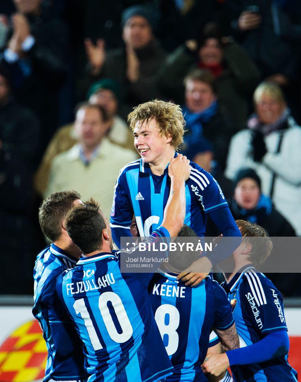 Simon Tibbling, Djurgården, gratuleras till sitt 3-0-mål