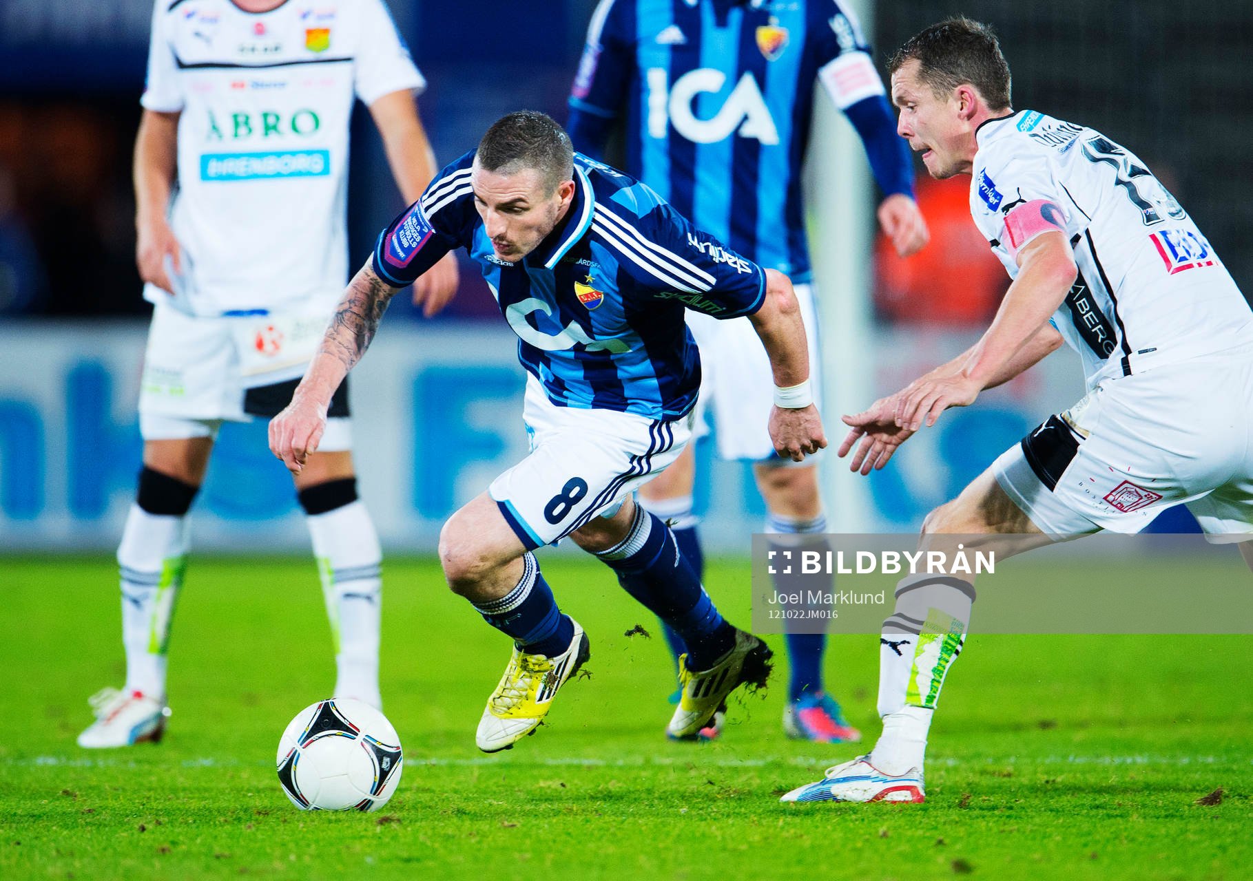James Keene, Djurgården, tar sig förbi Fredrik Lundgren,