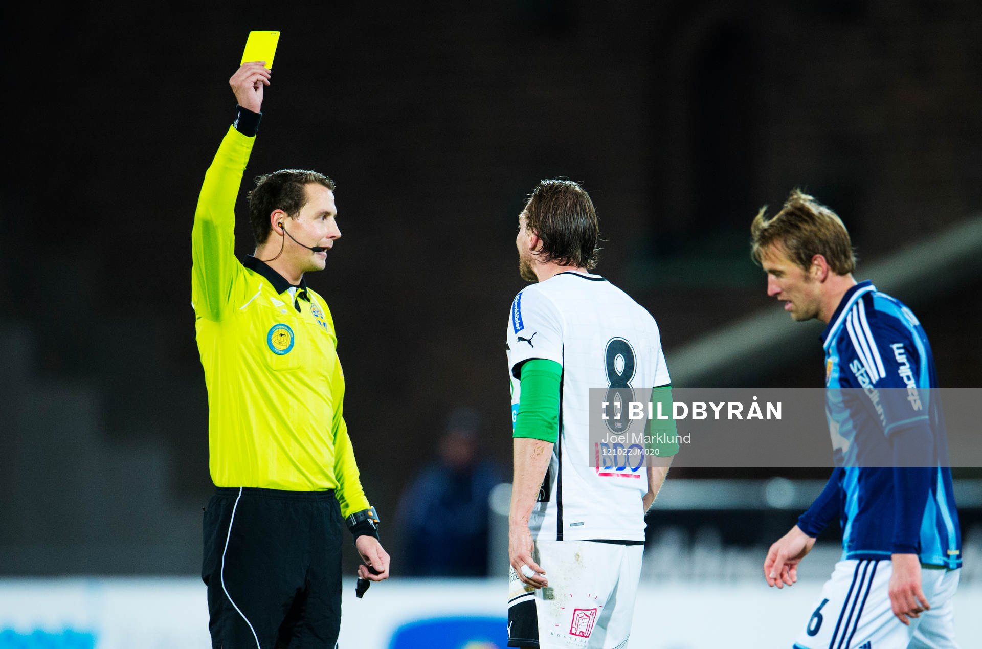 Andreas Ekberg, domare, delar ut ett gult kort till Richard