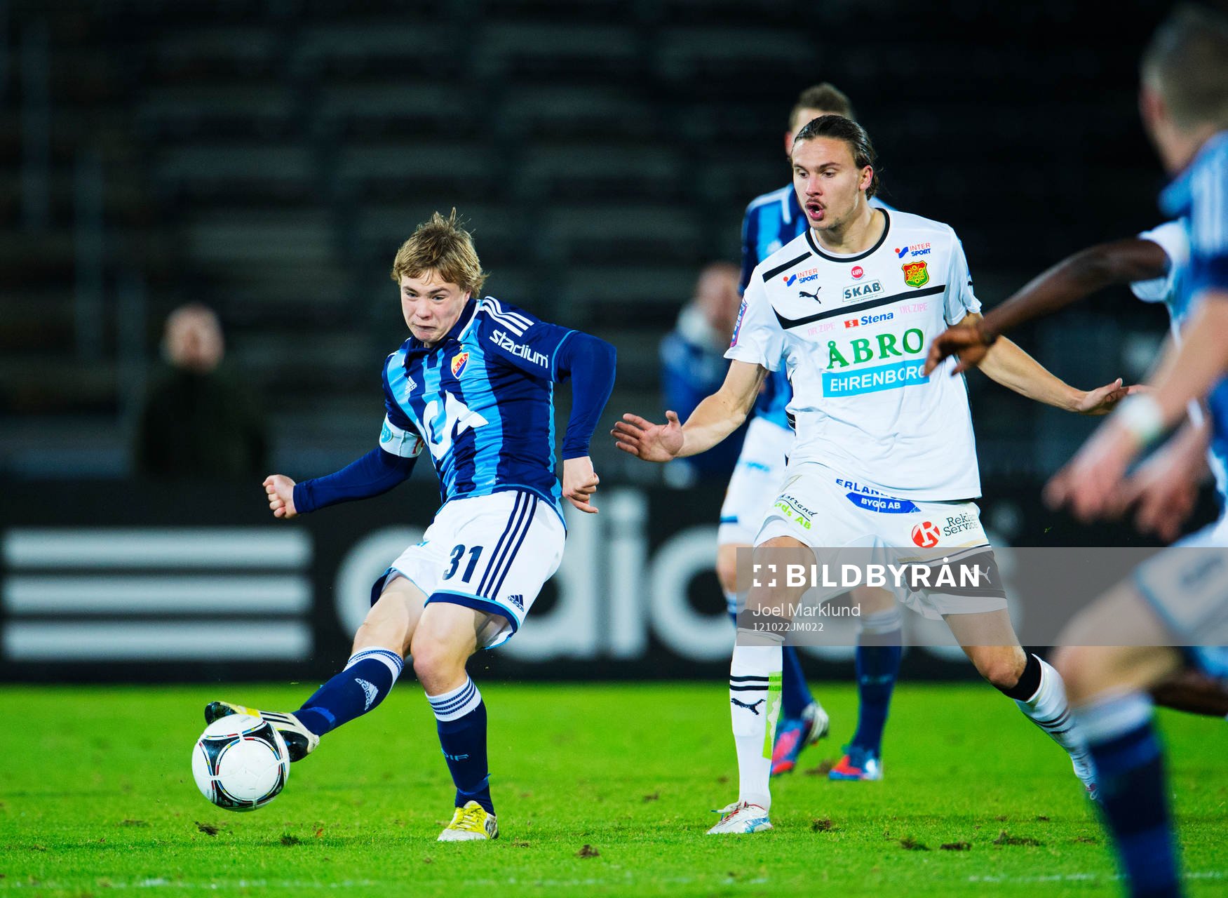 Simon Tibbling, Djurgården, passar bollen. Till höger om