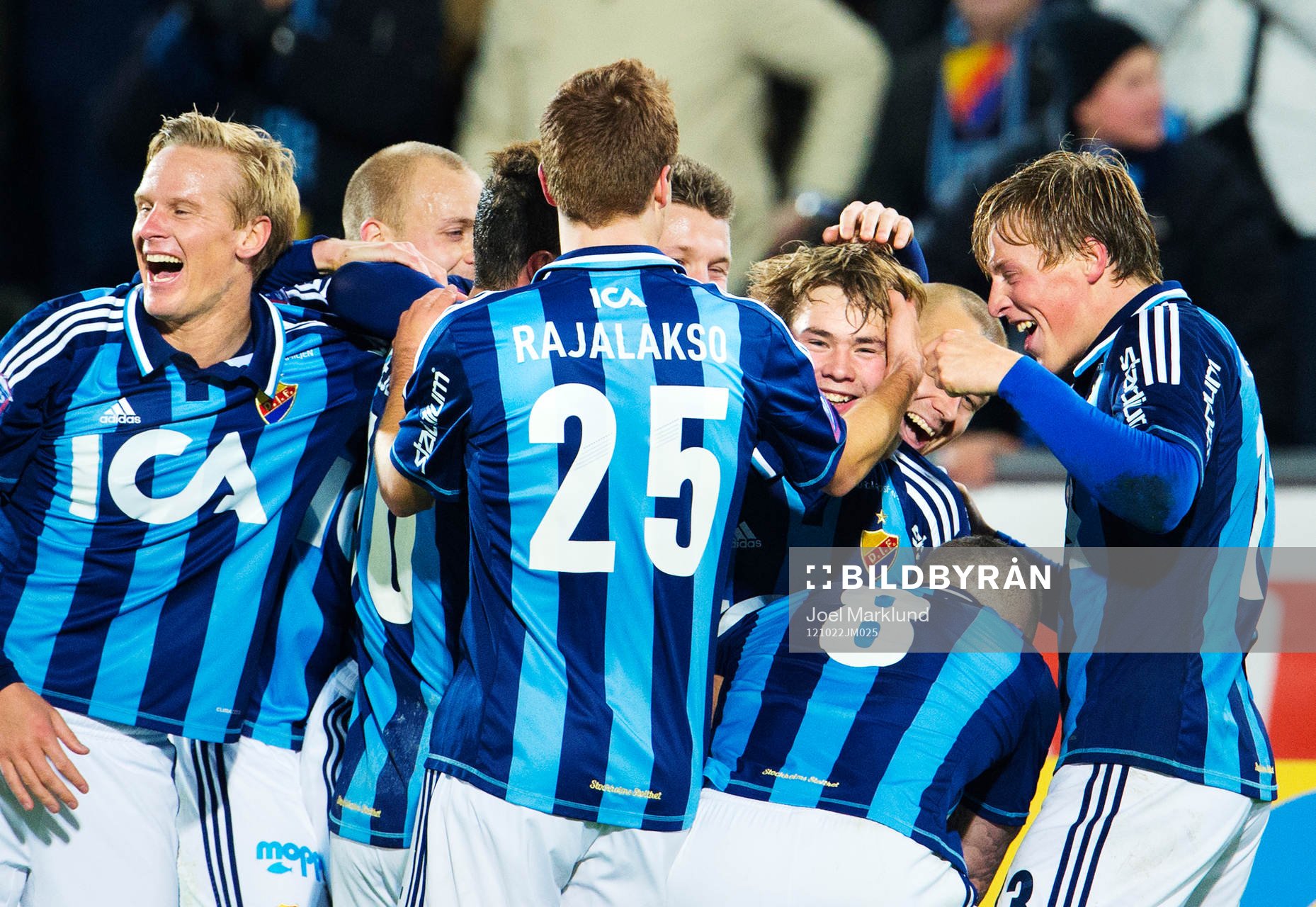 Simon Tibbling, Djurgården, kramas om