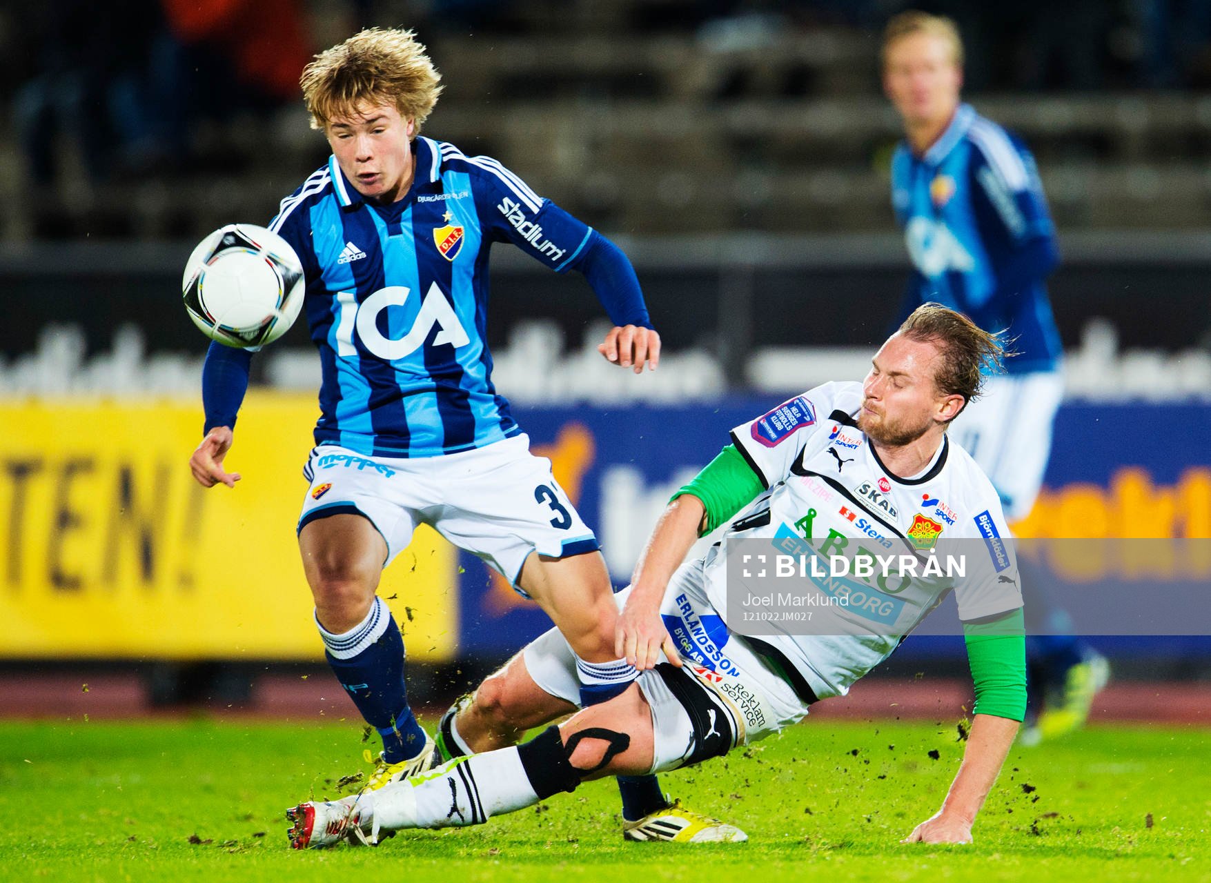 Simon Tibbling, Djurgården, blir glidtacklad av Richard