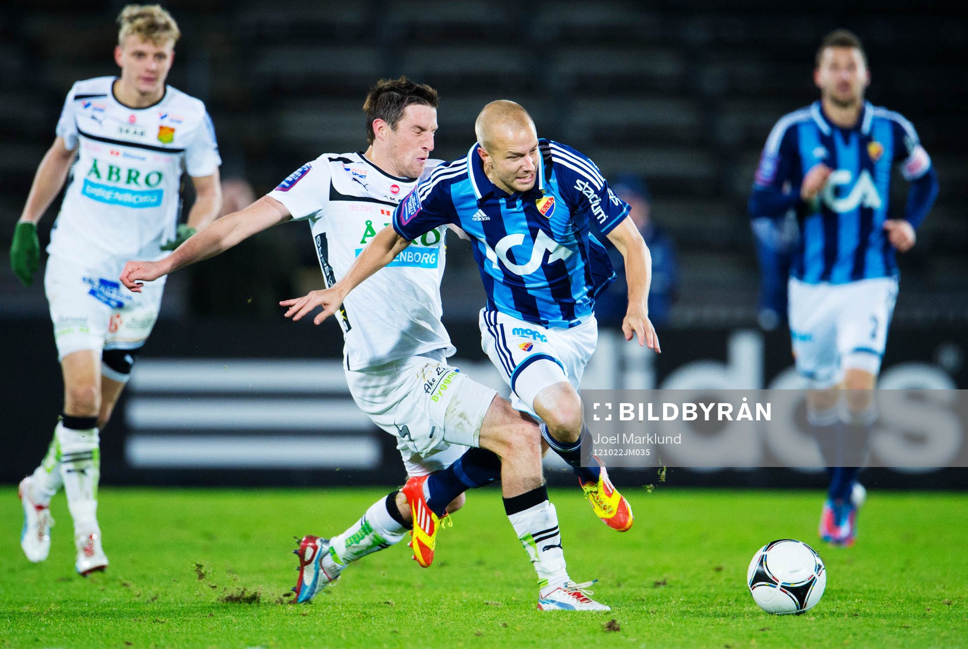 Kenneth Gustafsson, GAIS, tacklar Petter Gustafsson,