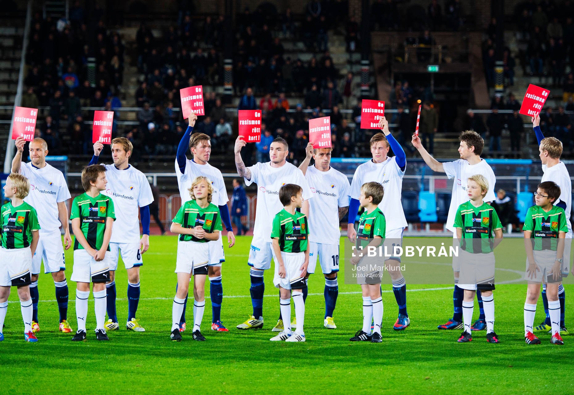 Djurgårdens spelare håller upp plakat för kampanjen Ge