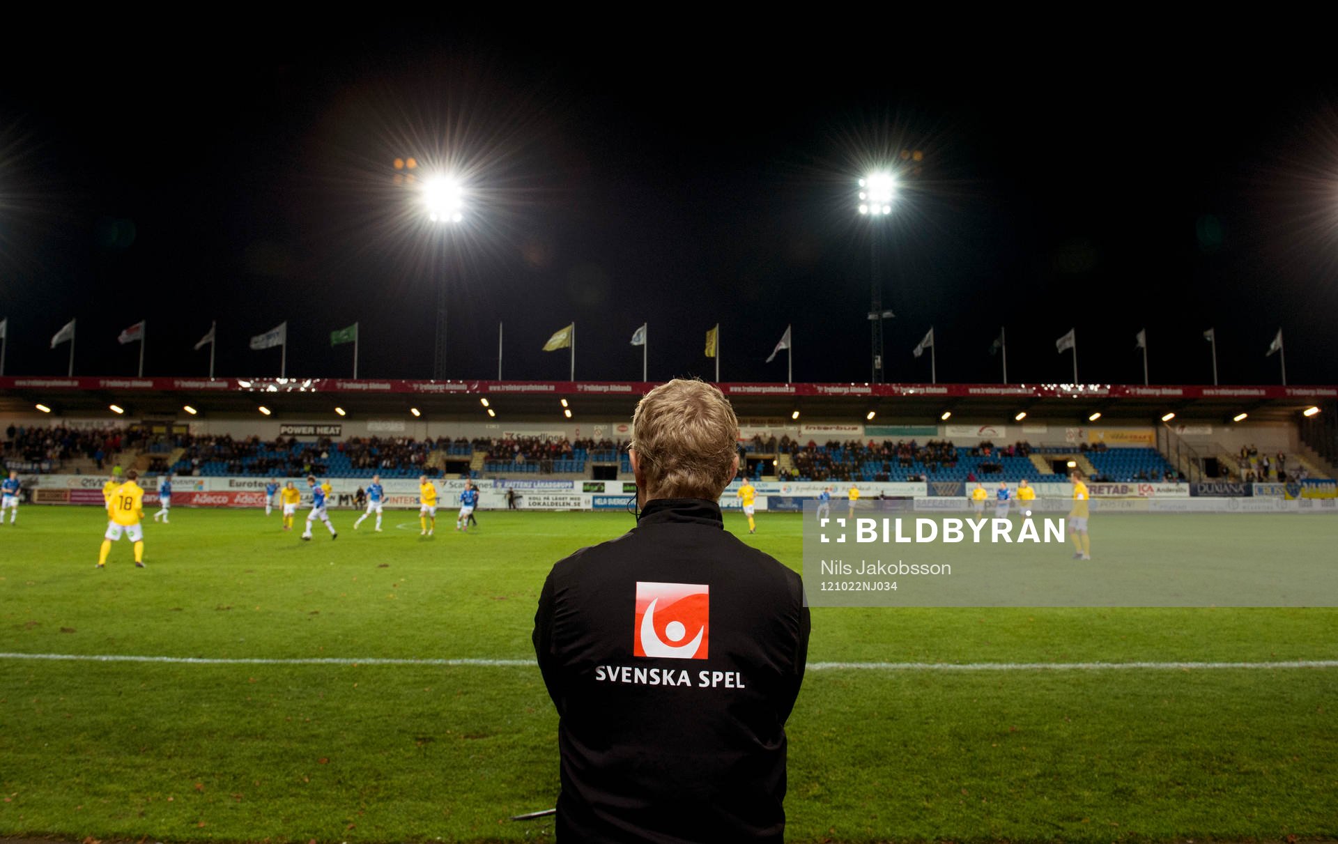 fjärdedomaren tittar på matchen från sidlinjen