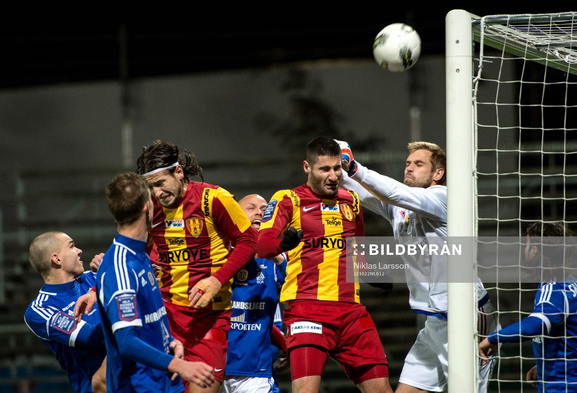 Oscar Berglund, målvakt Sundsvall boxar undan framför