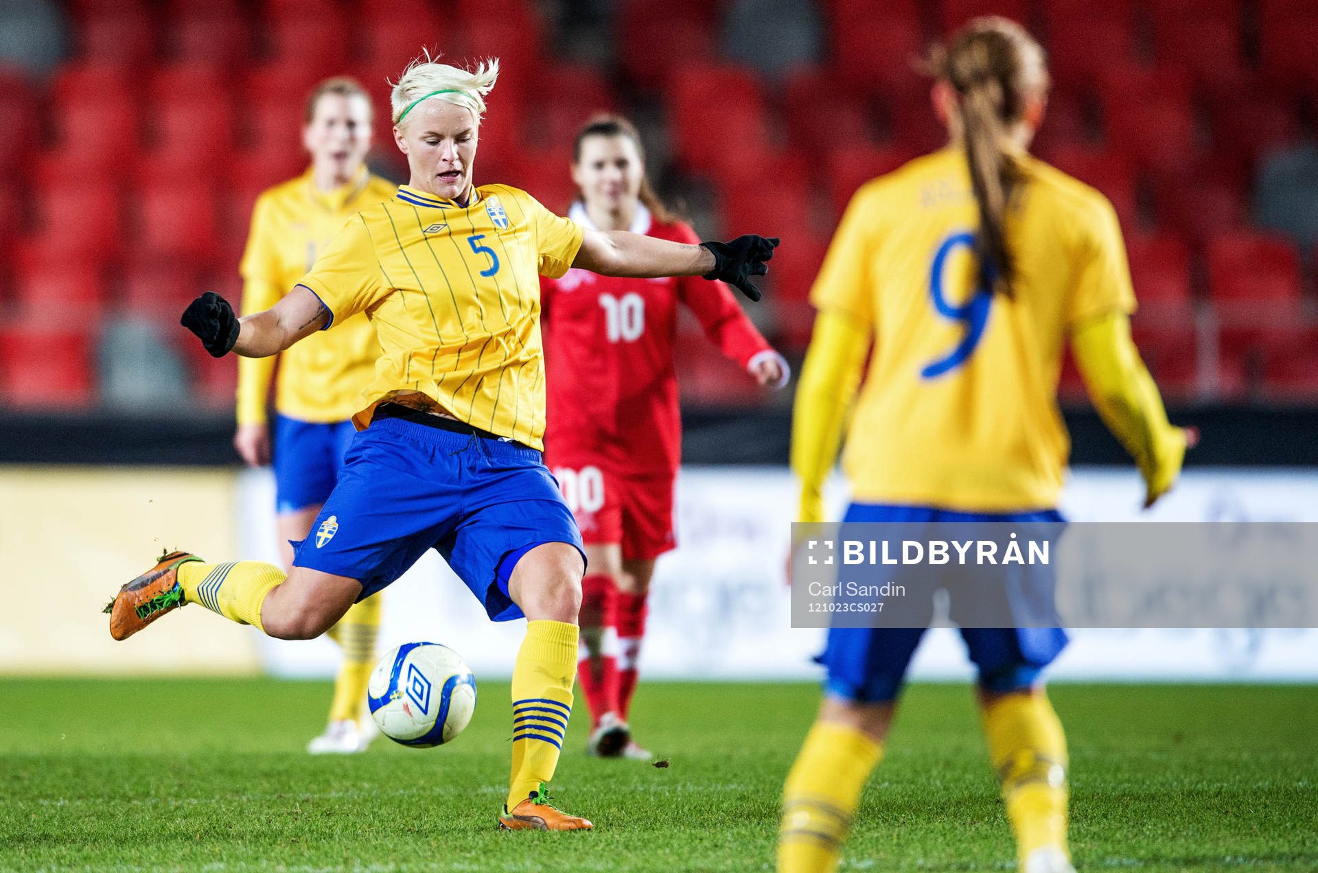 Fotboll, Damlandslaget, Träningslandskamp, Sverige - Schweiz: Nilla Fischer, Sverige, skjuter bollen.