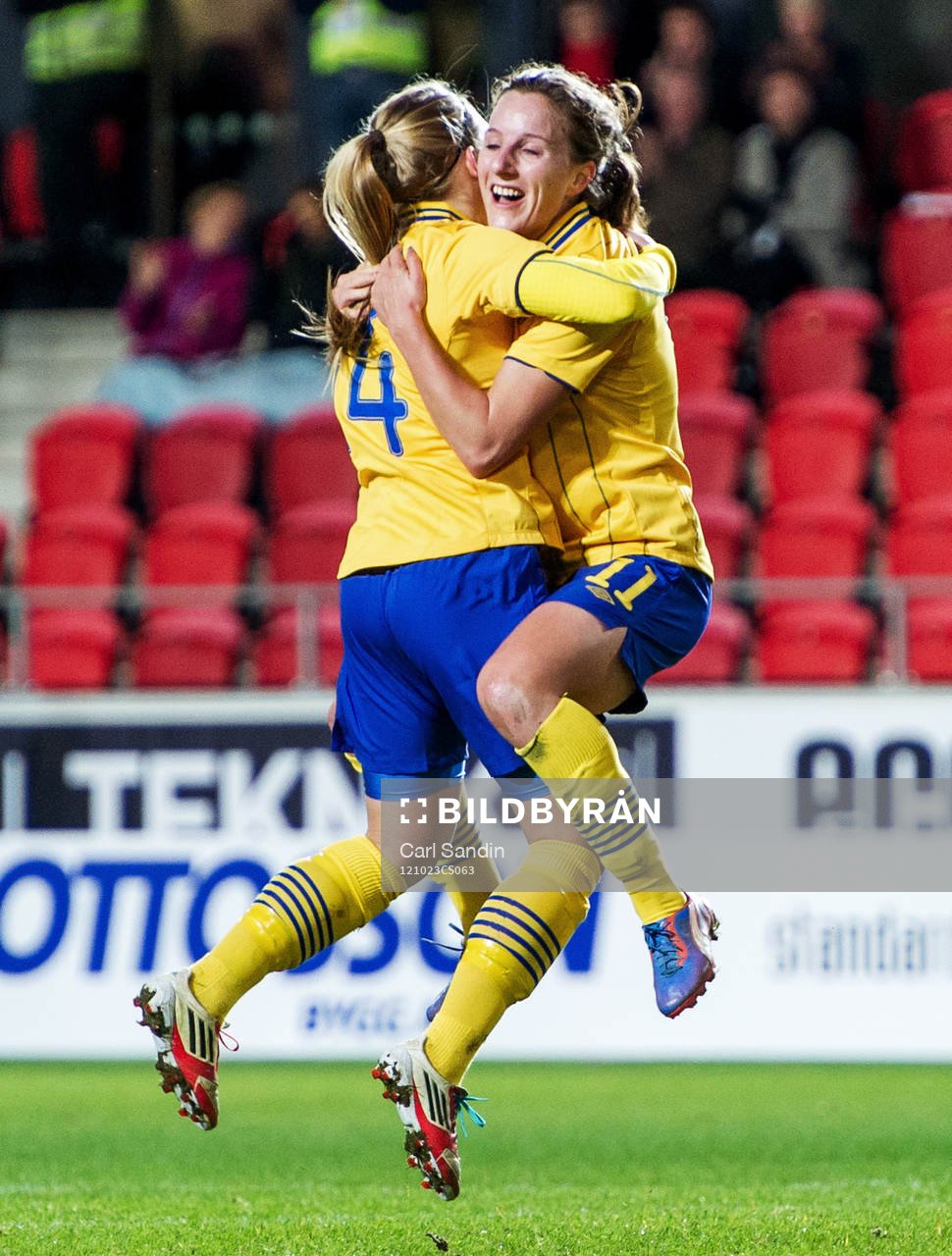 Fotboll, Damlandslaget, Träningslandskamp, Sverige - Schweiz: Antonia Göransson, Sverige, jublar efter att ha gjort 3-0.