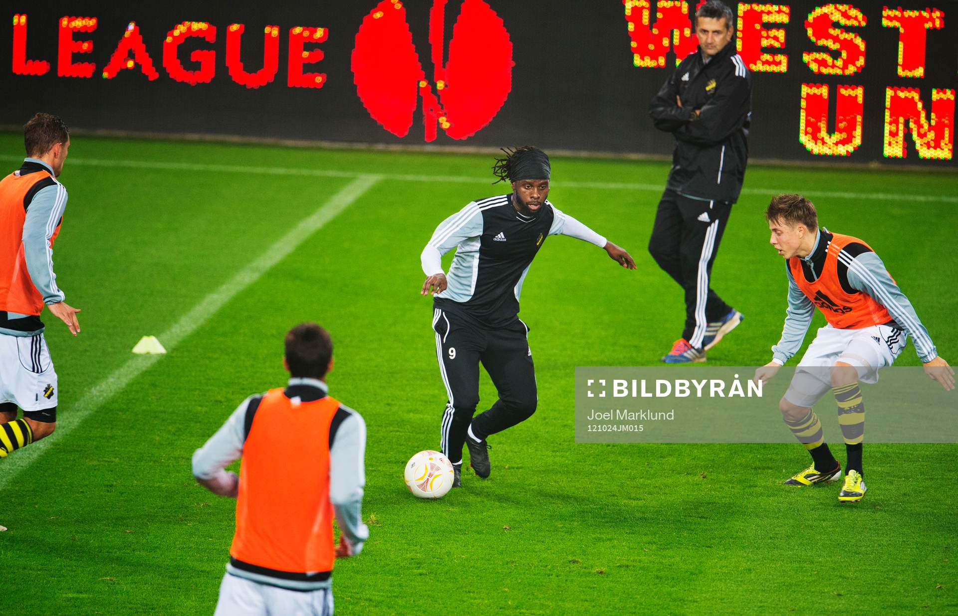 Martin Kayongo Mutumba dribblar