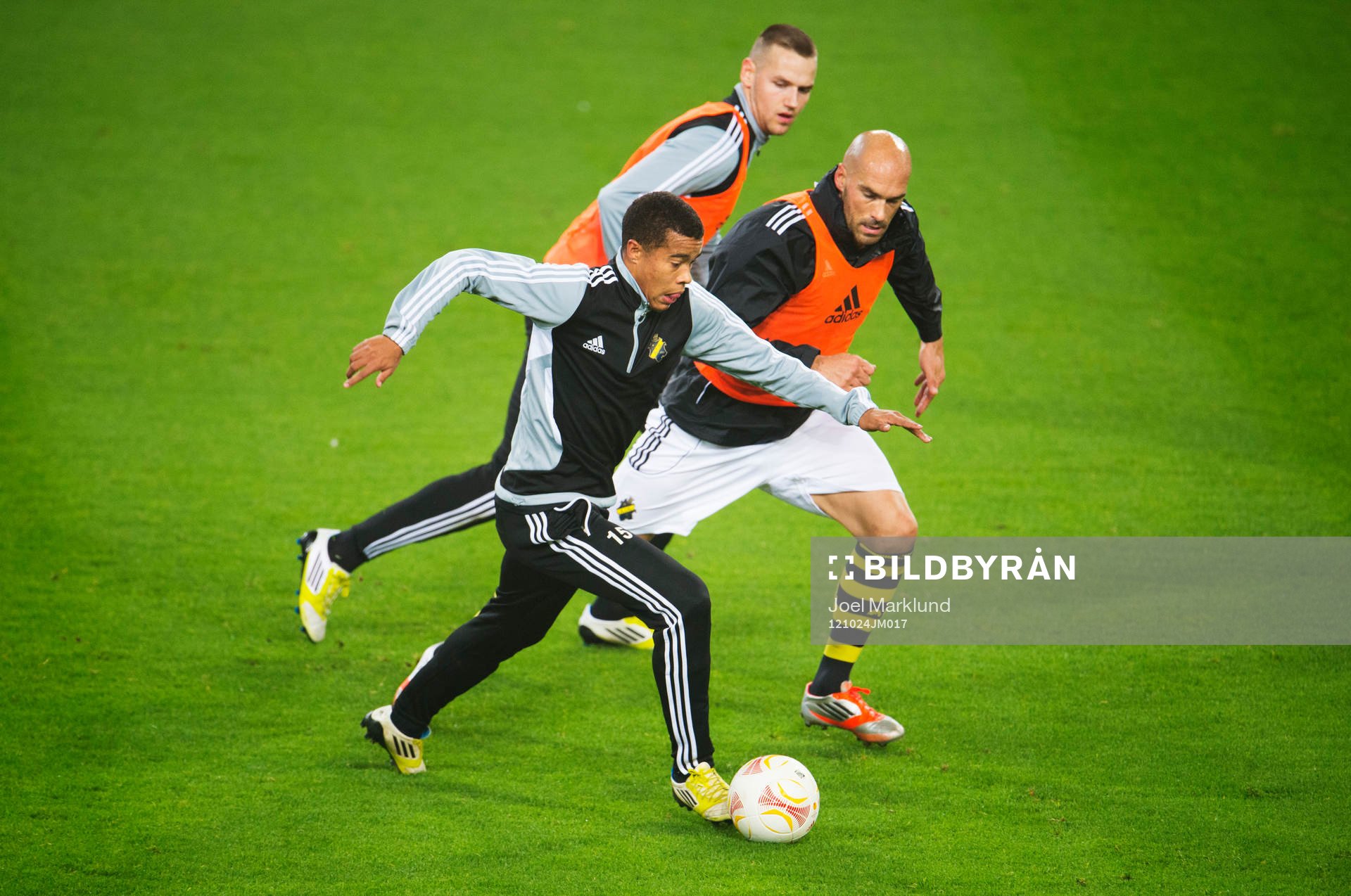 Robin Quaison dribblar mot Alexander Milosevic och Daniel