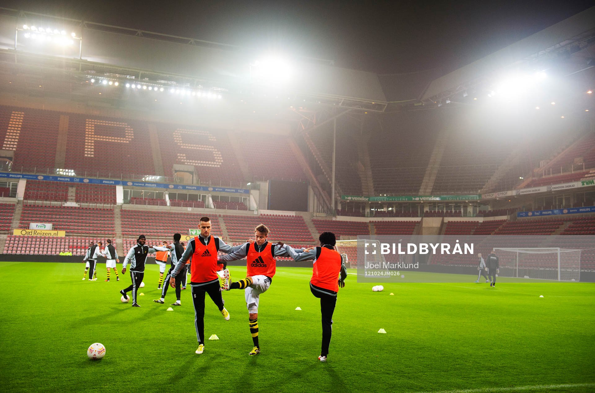 Fotboll, inför Europa League, AIK: AIK tränar på Philips Arena i Eindhoven inför morgondagens match mot PSV Eindhoven. Alexander Milosevic, Viktor Lundberg och Mohamed Bangura stödjer sig mot varandra.