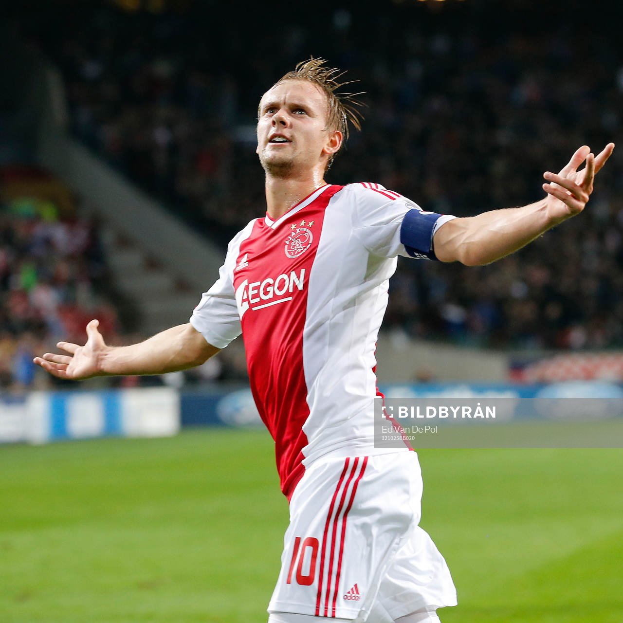 AM - 24-10-2012 - voetbal, Champions League, Ajax - Manchester City, Stadion Amsterdam Arena, Ajax speler Siem de Jong heeft de 1-1 gescoord, juichen.