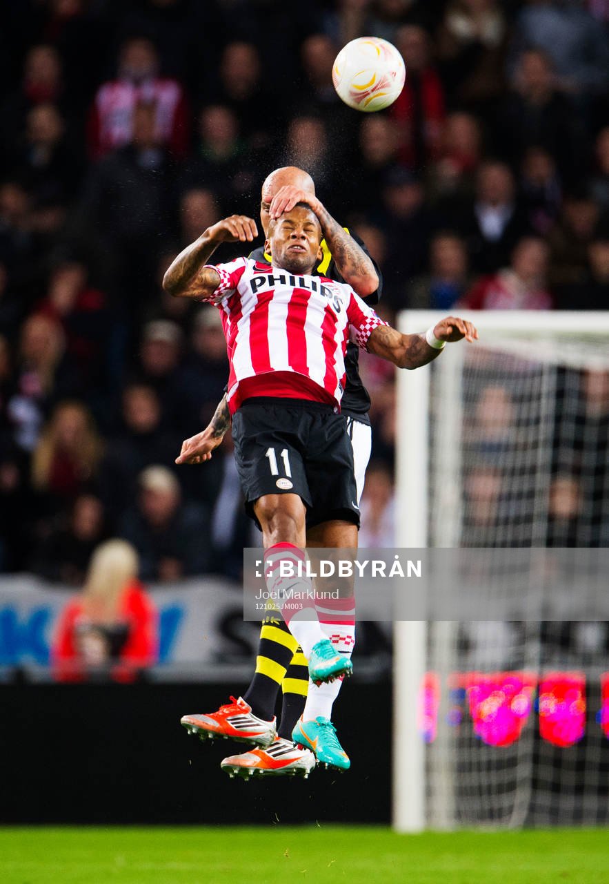 Daniel Majstorovic, AIK, i en luftduell med Jeremain Lens,