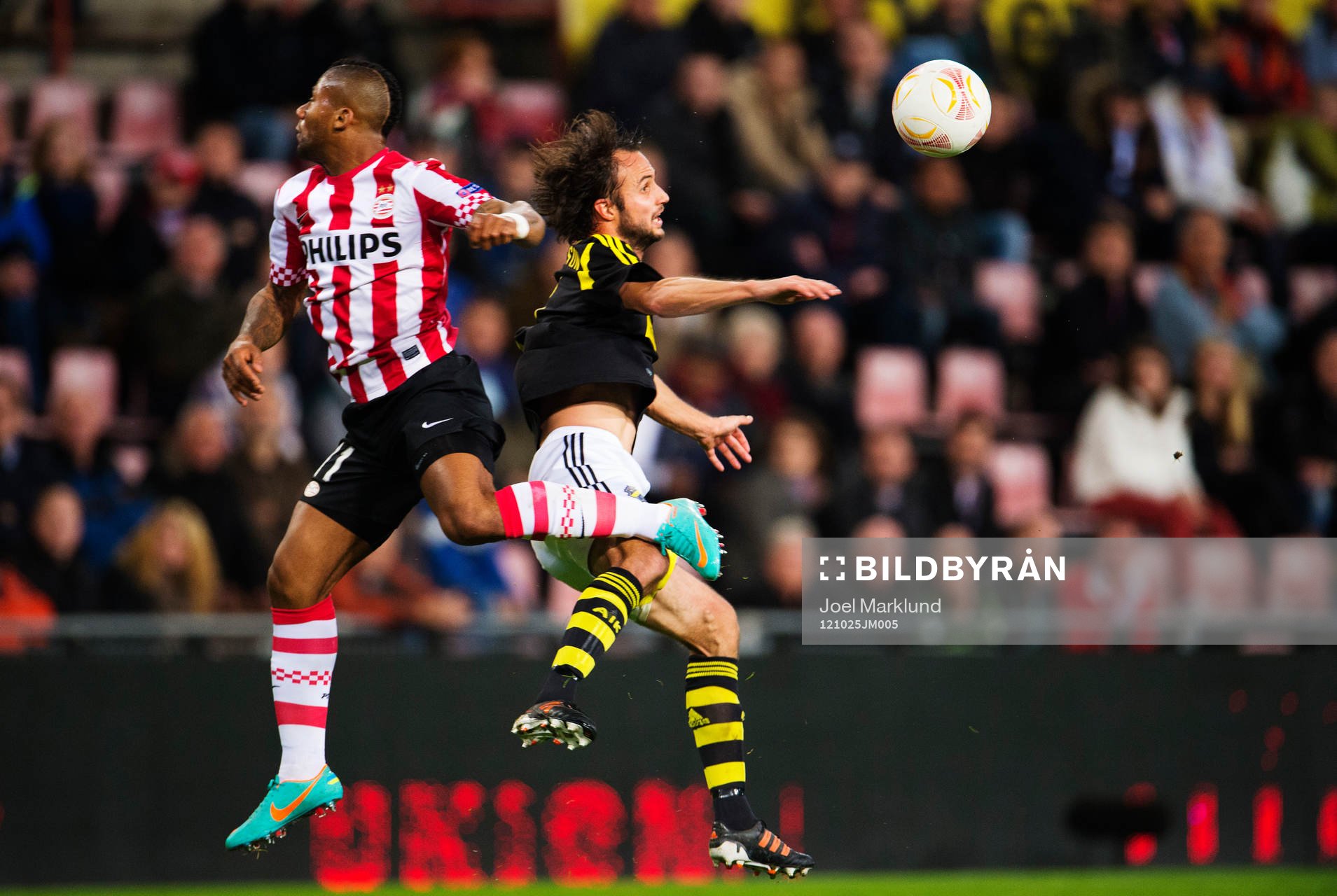 Jeremain Lens, PSV, i en luftduell med Helgi Danielsson, AIK