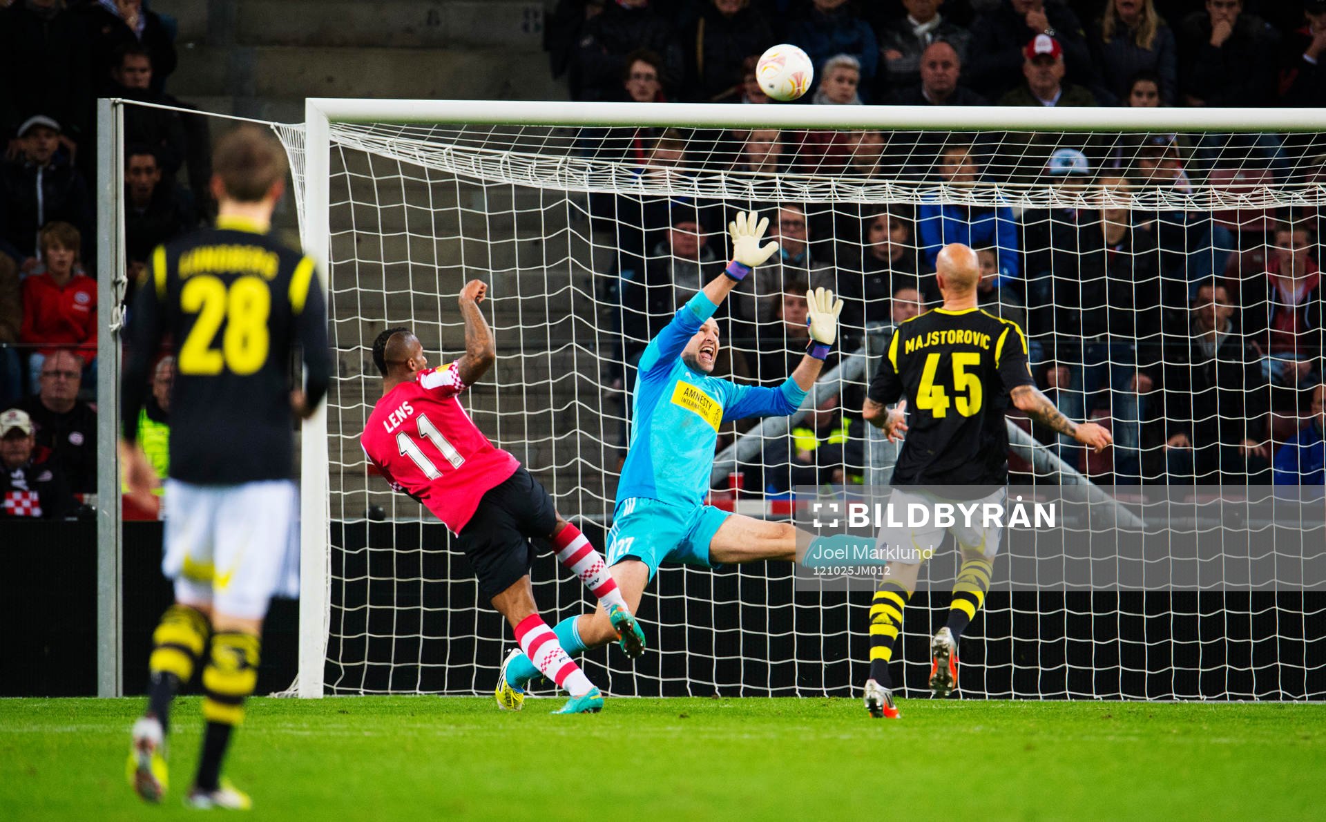 Jeremain Lens, PSV, gör 1-1 bakom Ivan Turina, målvakt,