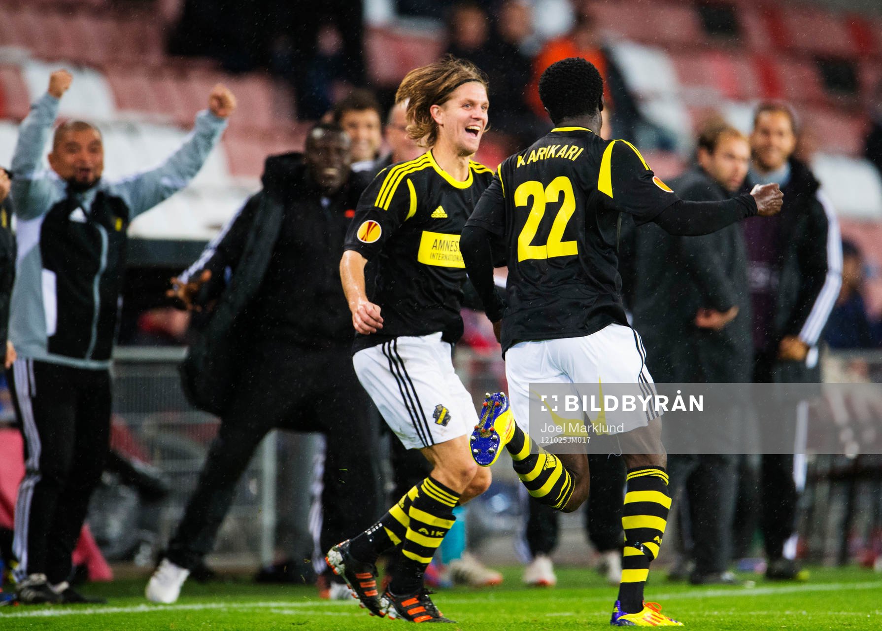 Martin Lorentzson och Kwame Amponsah Karikari, AIK, jublar