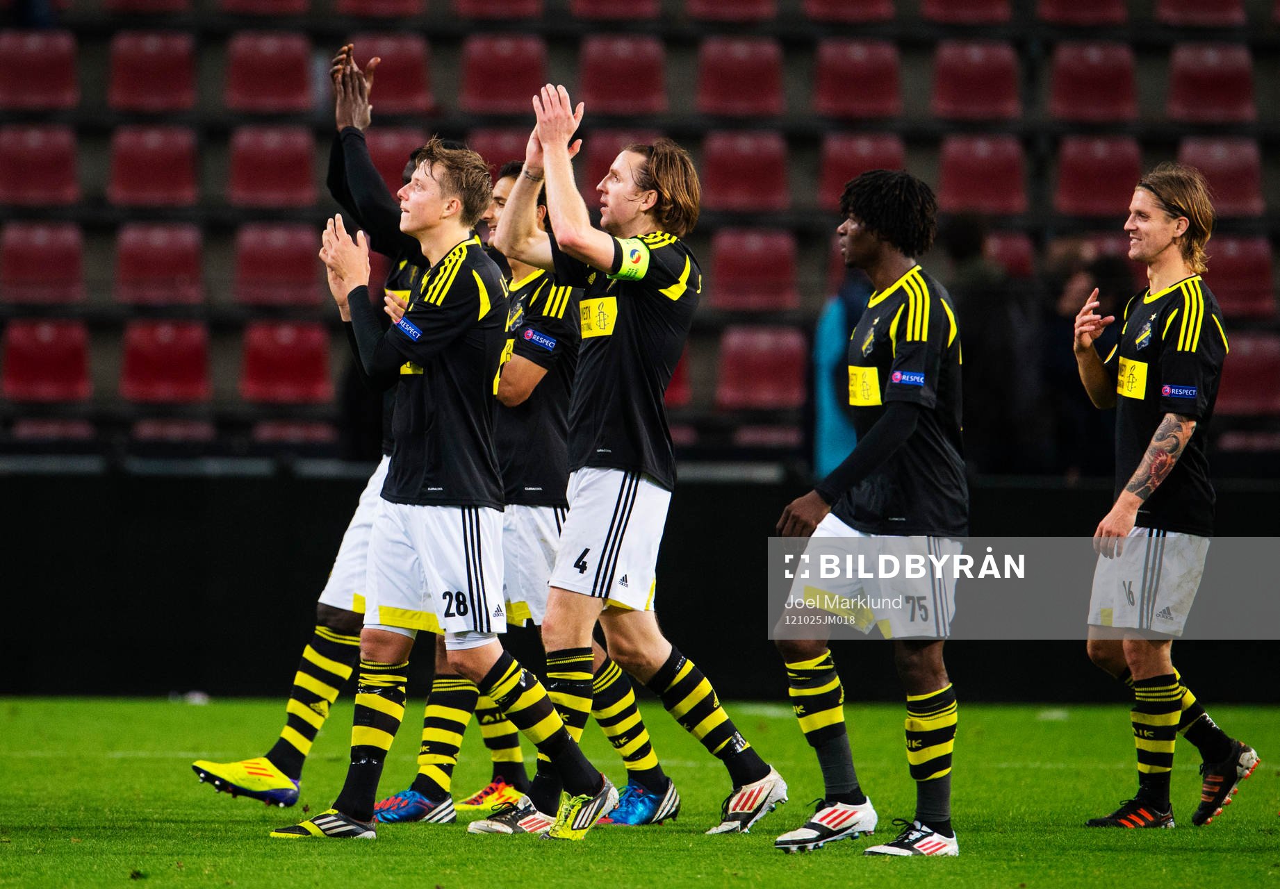 AIK-spelarna tackar de tillresta fansen