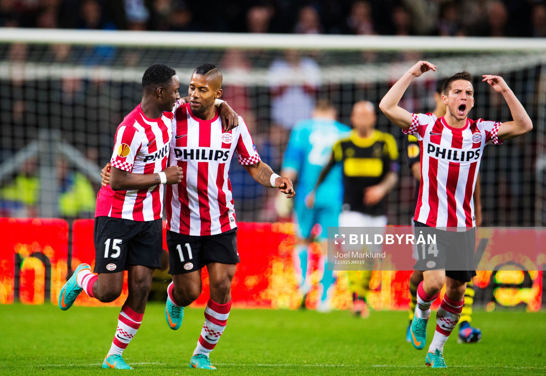Jetro Willems och Jeremain Lens, PSV, kramar om varandra
