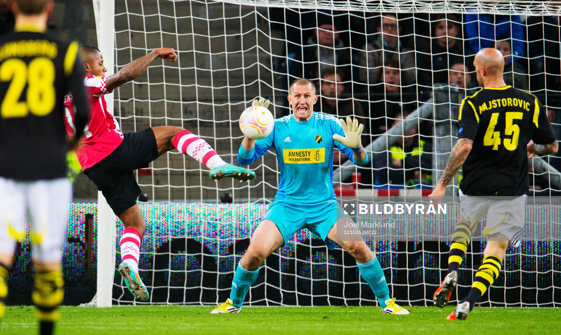 Jeremain Lens, PSV, gör 1-1 bakom Ivan Turina, målvakt,