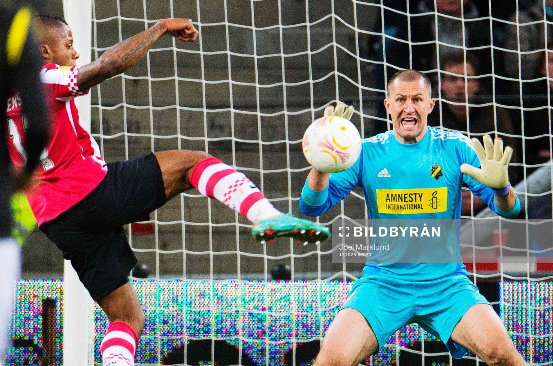 Jeremain Lens, PSV, gör 1-1 bakom Ivan Turina, målvakt,