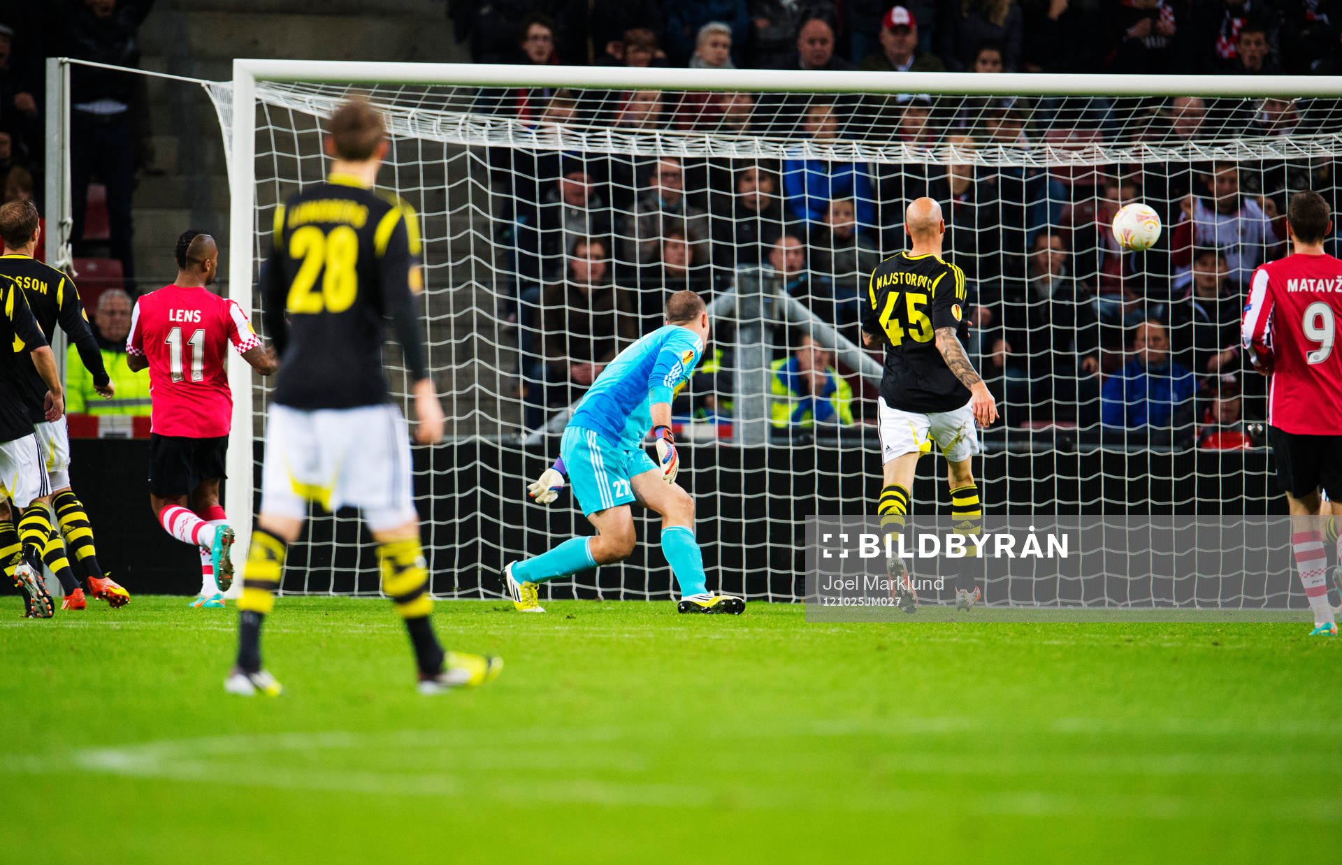 Jeremain Lens, PSV, gör 1-1 bakom Ivan Turina, målvakt,