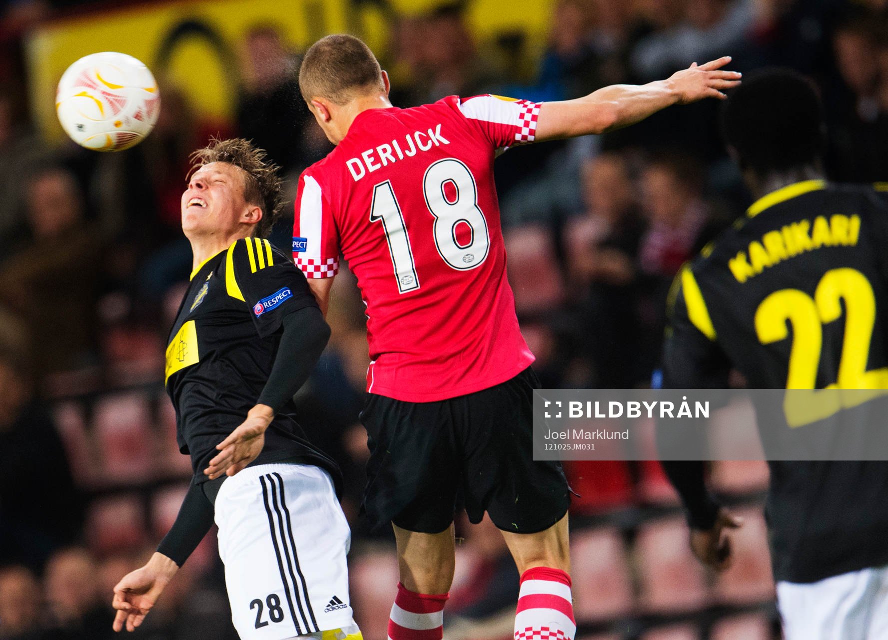Viktor Lundberg, AIK, i en nickduell med Timothy Derijck,