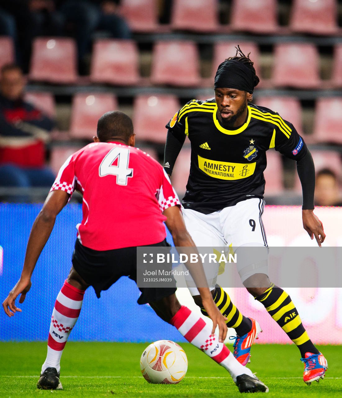 Fotboll, Europa League, PSV Eindhoven - AIK: Martin Kayongo-Mutumba, AIK, dribblar.