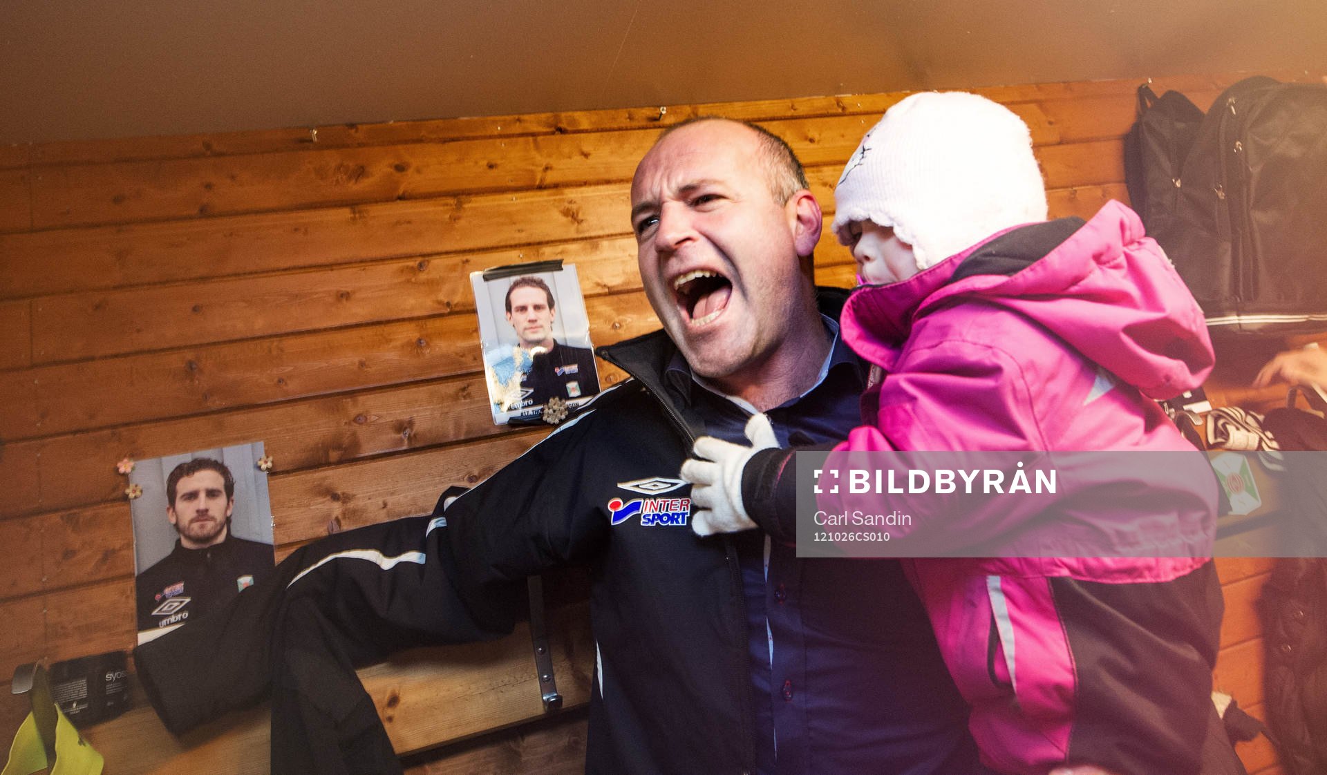Halda Kabil, tränare Varberg, sjunger och jublar i