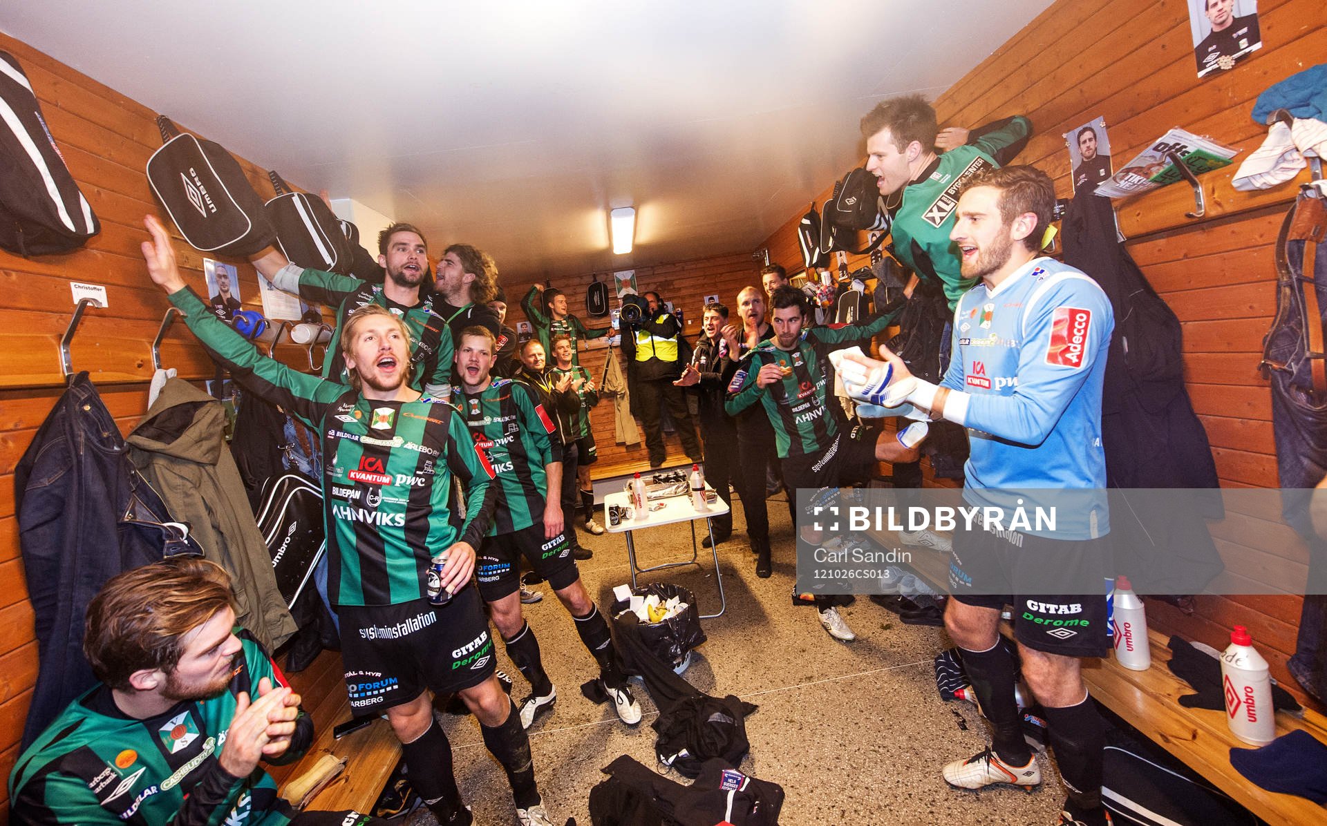 Fotboll, Superettan, Varberg - Brommapojkarna: Varberg sjunger och jublar i omklädningsrummet efter matchen.