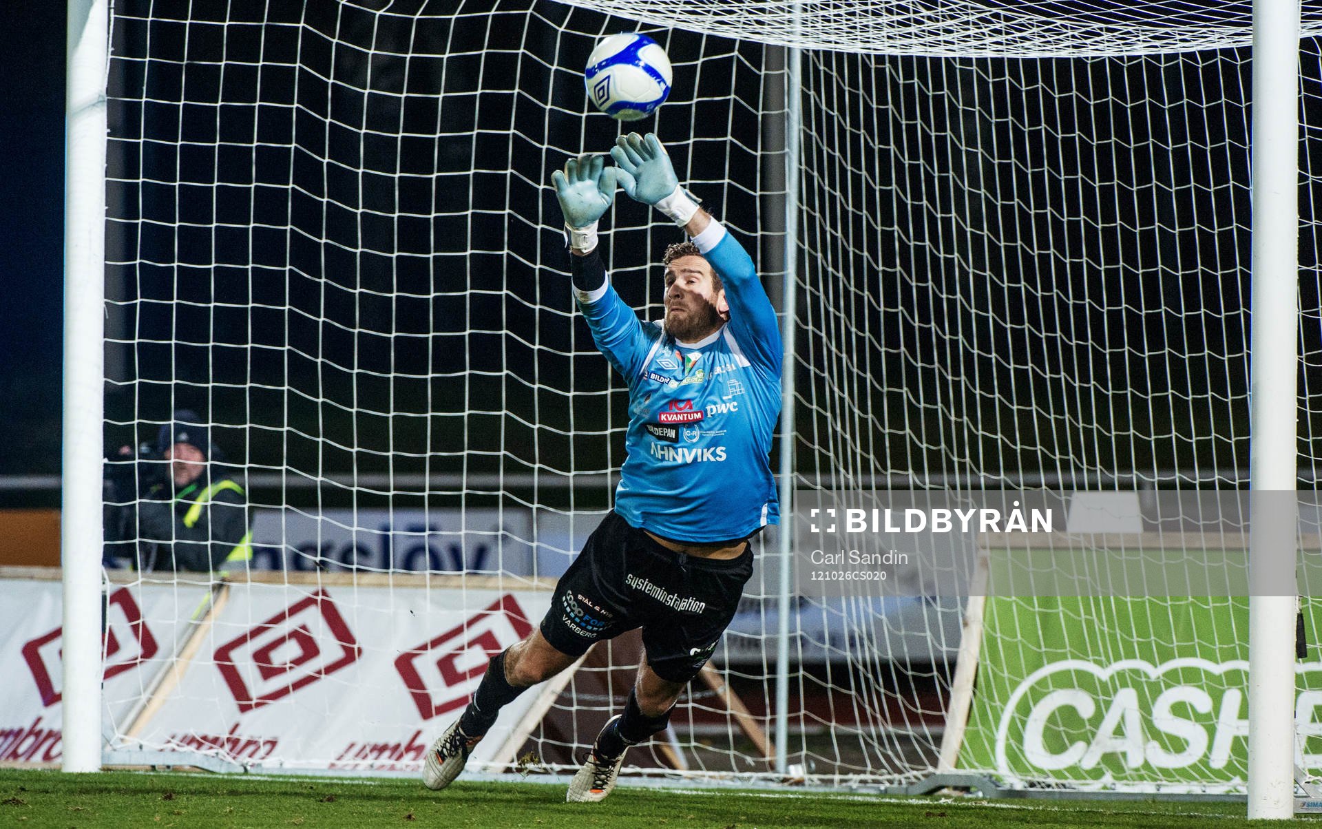 Dan Sadé, målvakt Varberg, räddar bollen