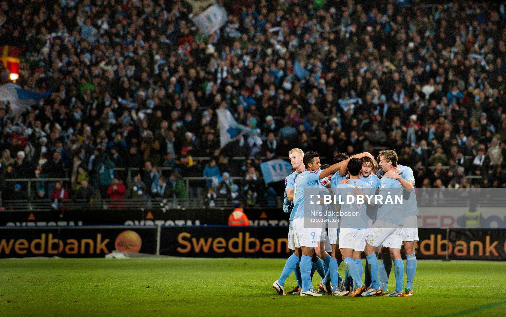  Simon Thern, Malmö FF tittar fram i högen och jublar lite lätt efter att ha gjort 1-0.