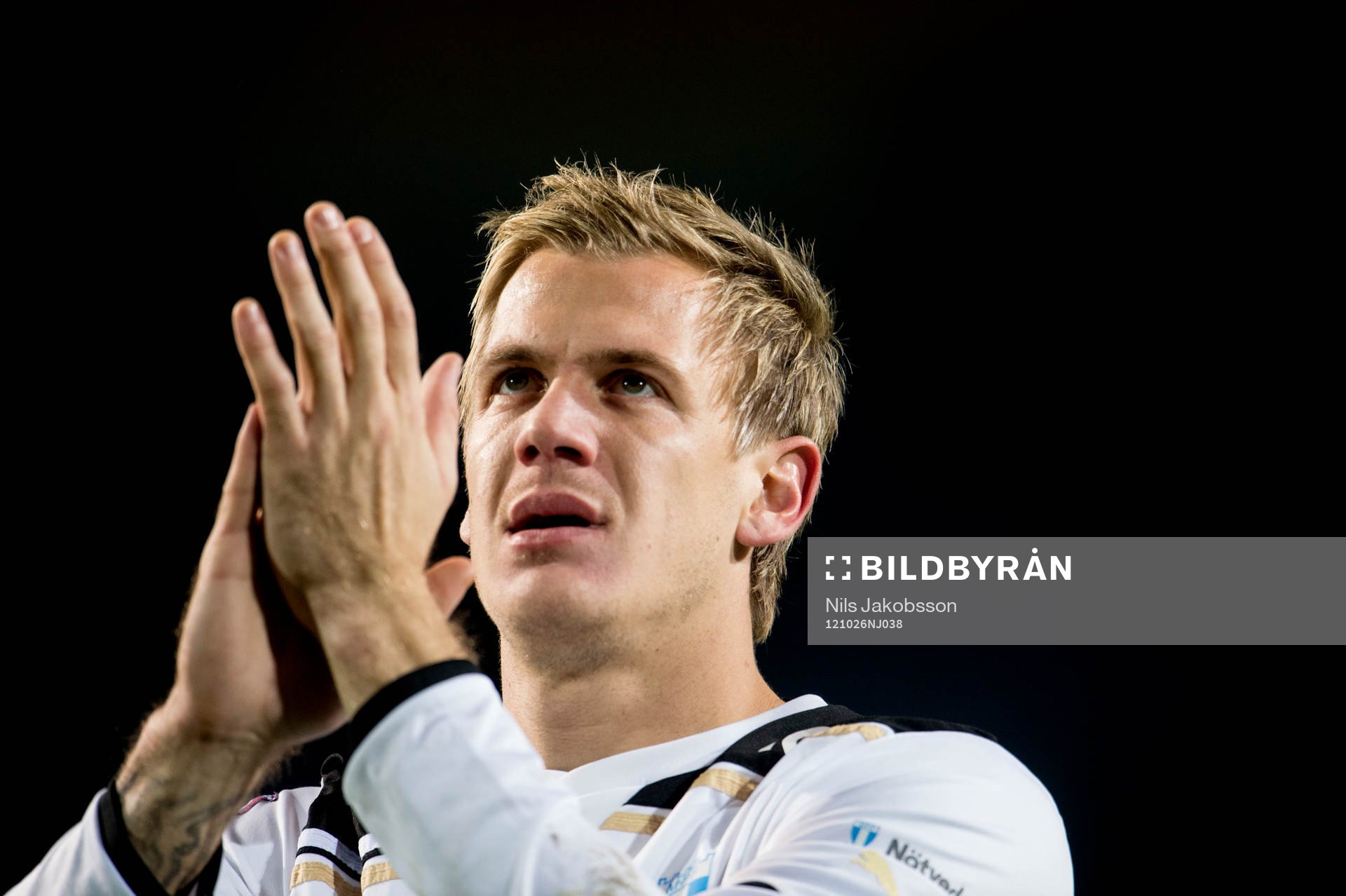 Johan Dahlin, målvakt, Malmö FF tackar publiken