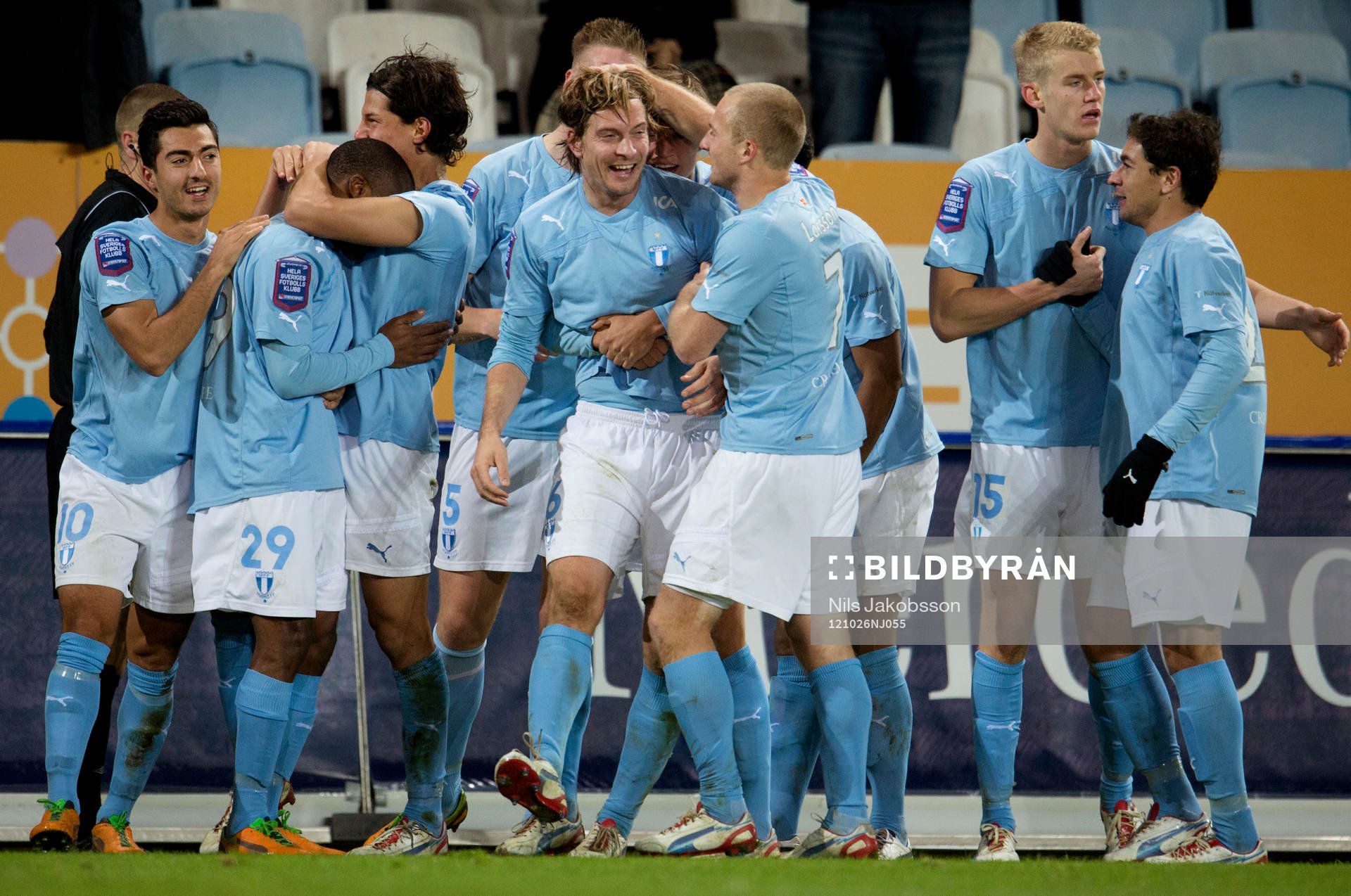 i mitten av högen står målskytten till 2-1 Markus
