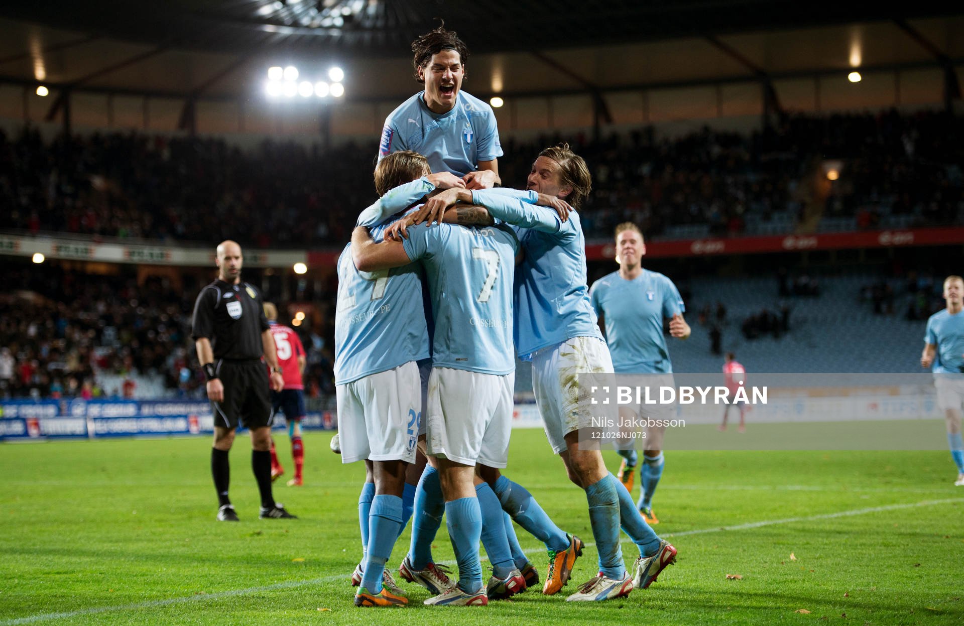 Miiko Albornoz och hela Malmö FF jublar