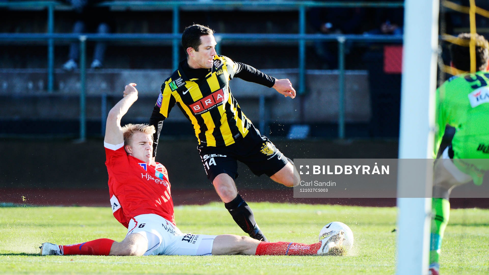 Fotboll, Allsvenskan, Häcken - Kalmar: Paulus Arajuuri, Kalmar och Martin Ericsson, Häcken.