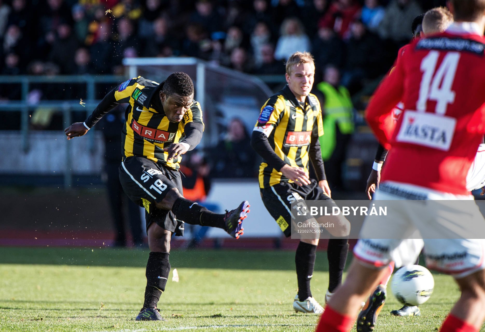 Waris Majeed, Häcken, skjuter en frispark